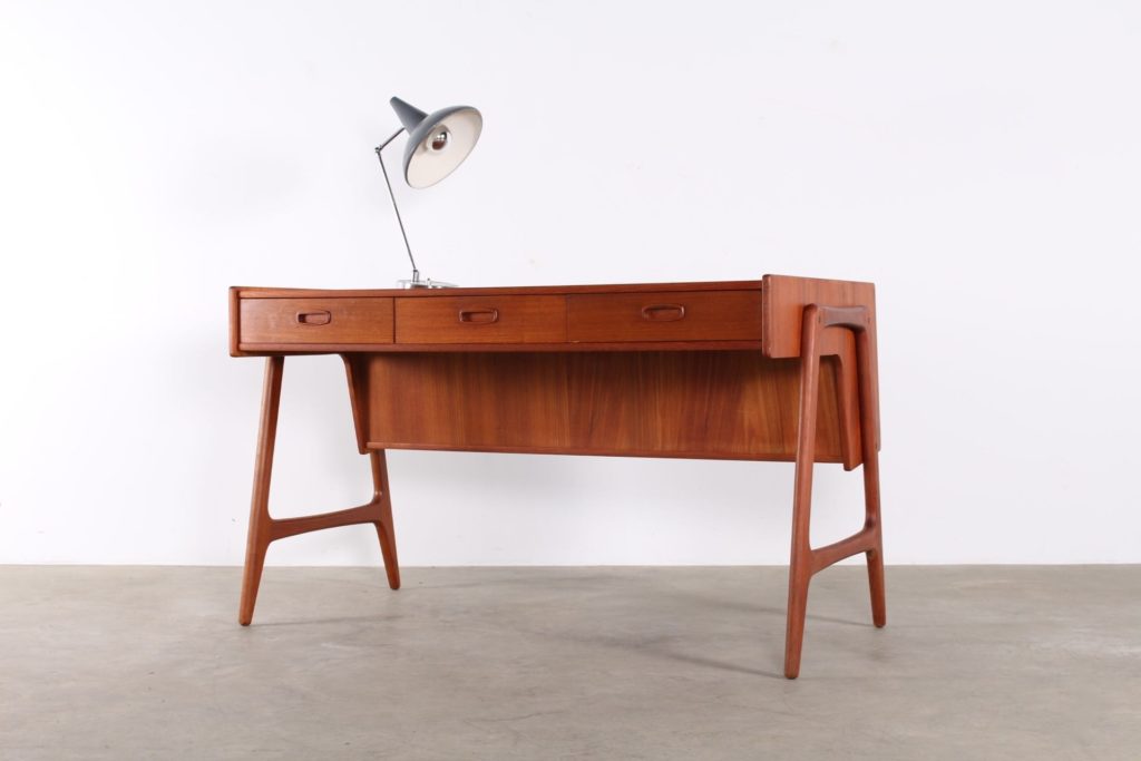 Bureau de milieu danois en teck des années 1960 par Arne Wahl Iversen vue antérieure