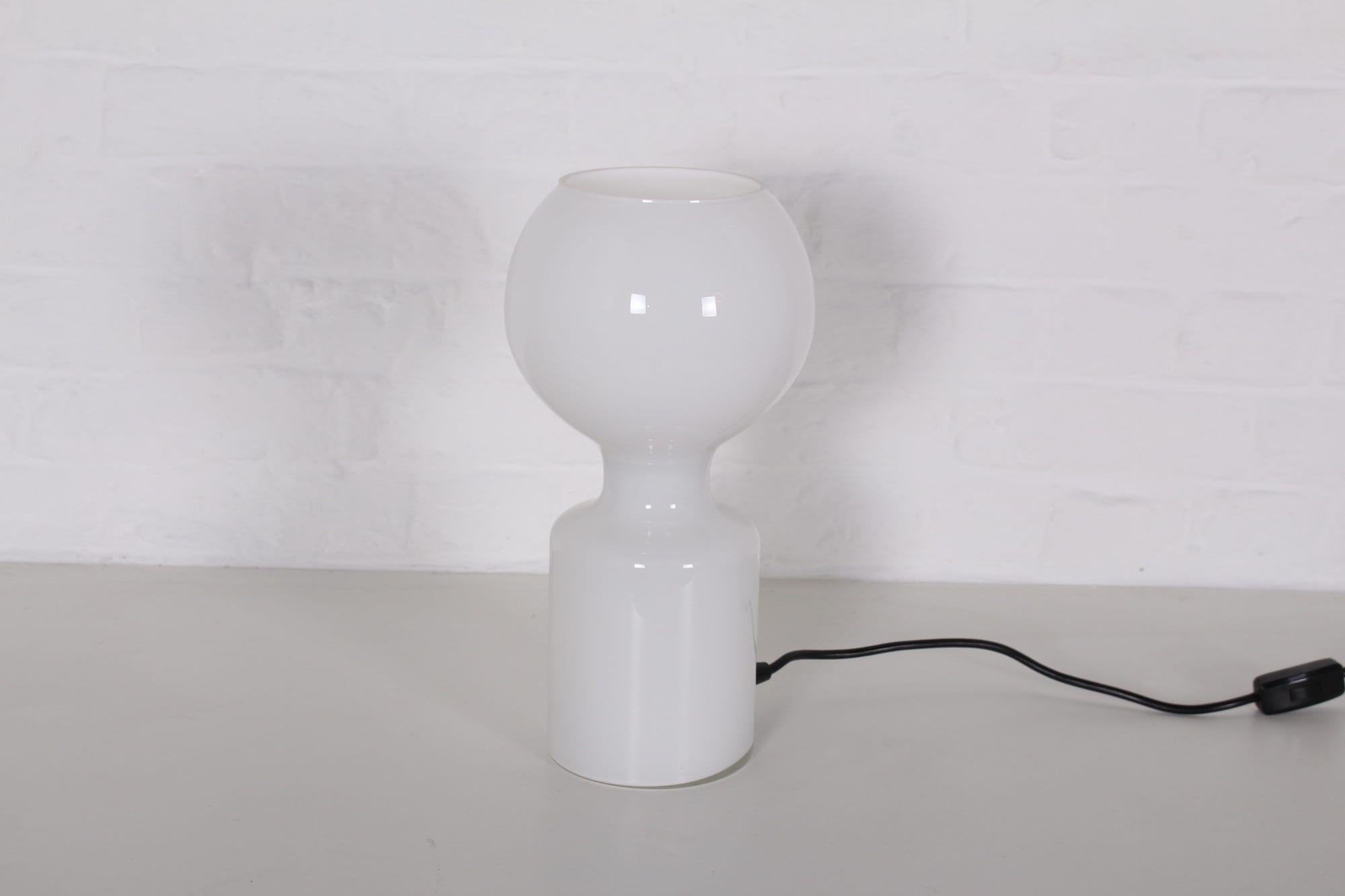 Lampada di design vintage da tavolo in vetro bianco, spenta