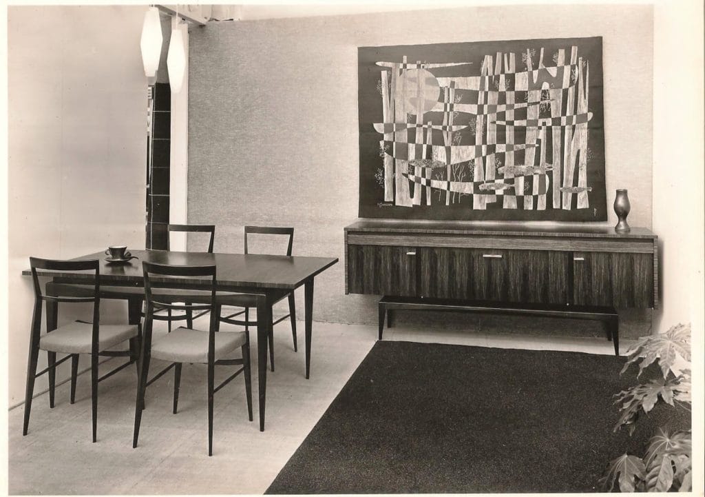Ancienne publication montrant l'enfilade Rio , une table et 4 chaises dessinées par Roger Landault.