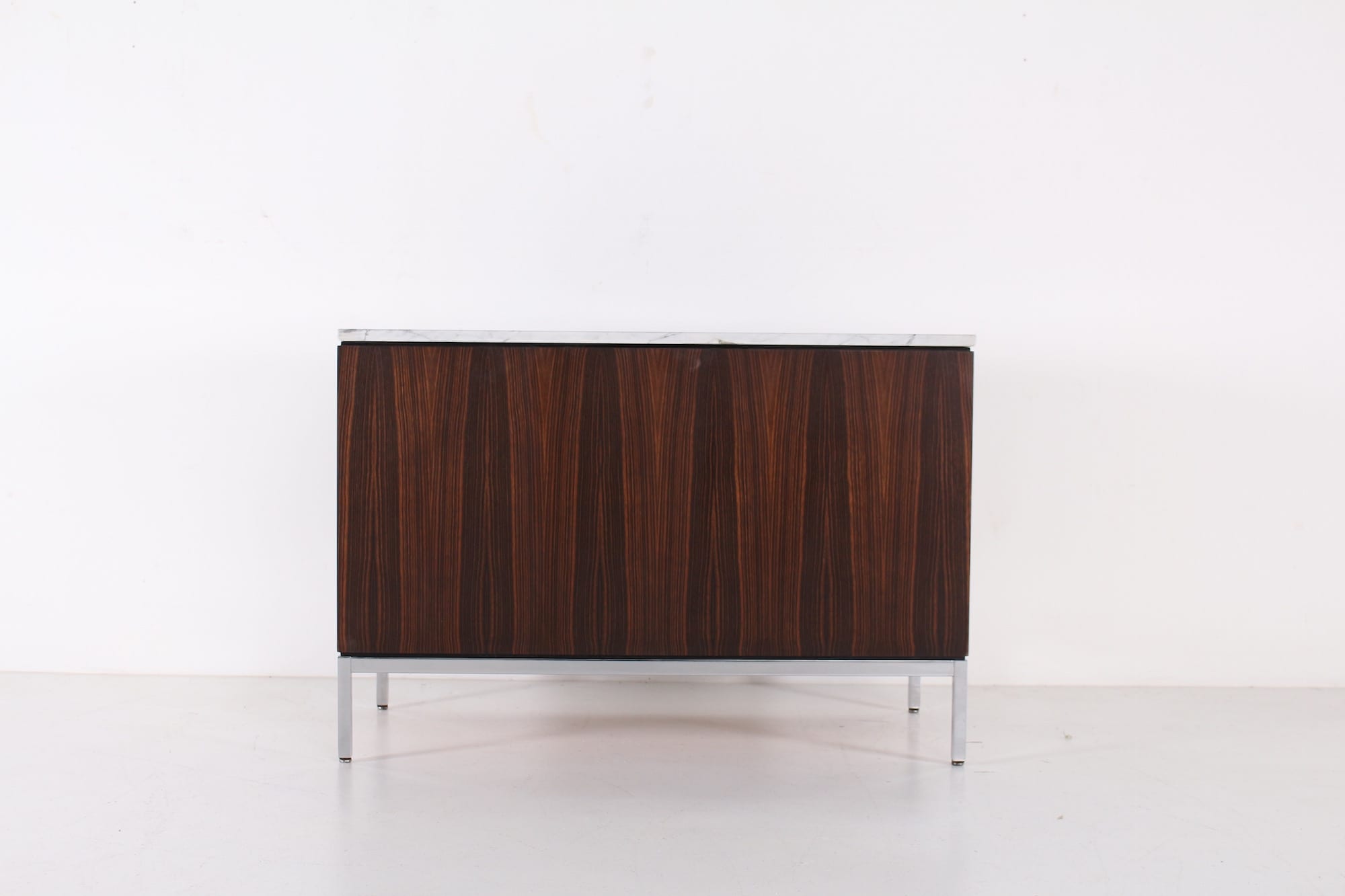 Buffet deux portes en palissandre de Rio par Florence Knoll, vue de face