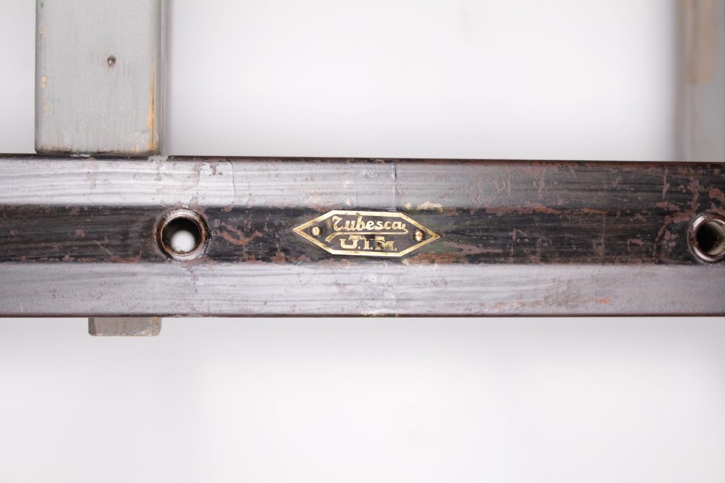 étiquette ancienne sur échafaudage Tubesca en bois gris et métal noir