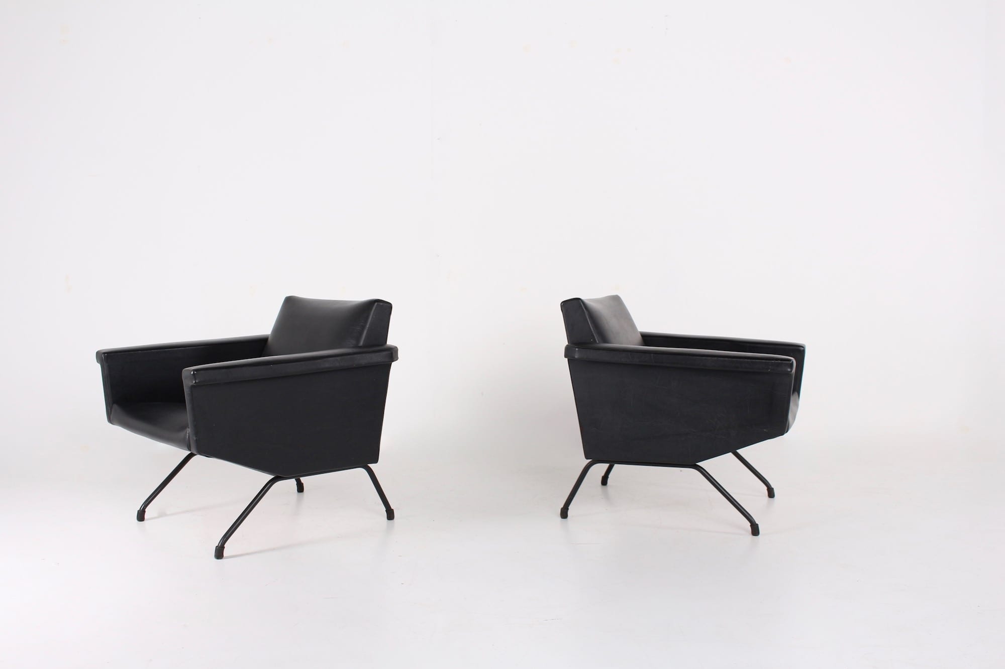 fauteuils pierre guariche visiteur IMG 5783