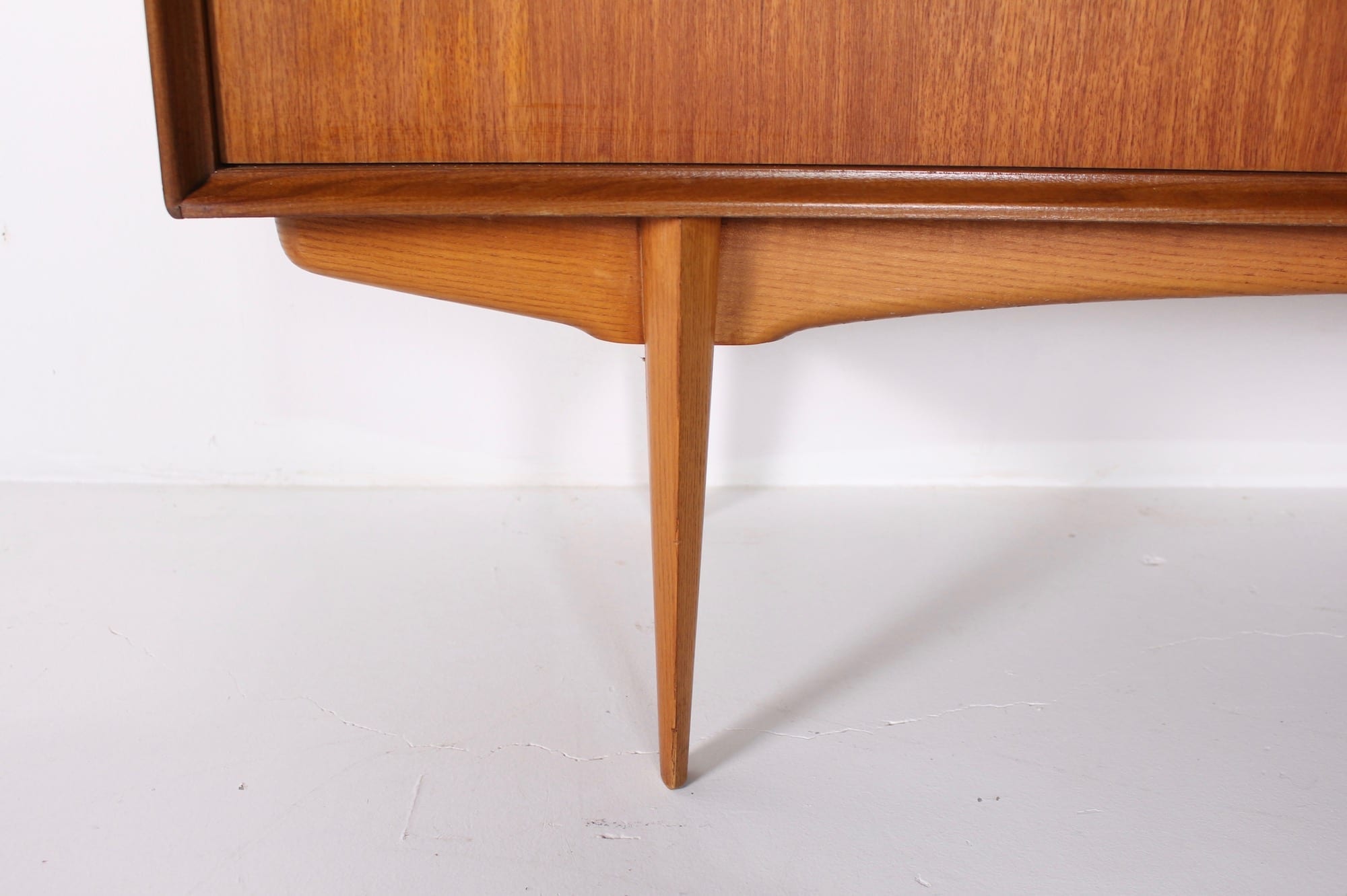 detail of tapered Paola furniture leg