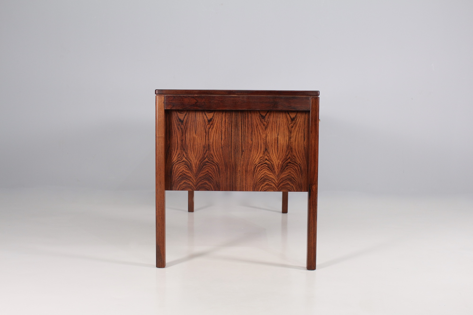 bureau scandinave en palissandre poignees metal IMG 8396