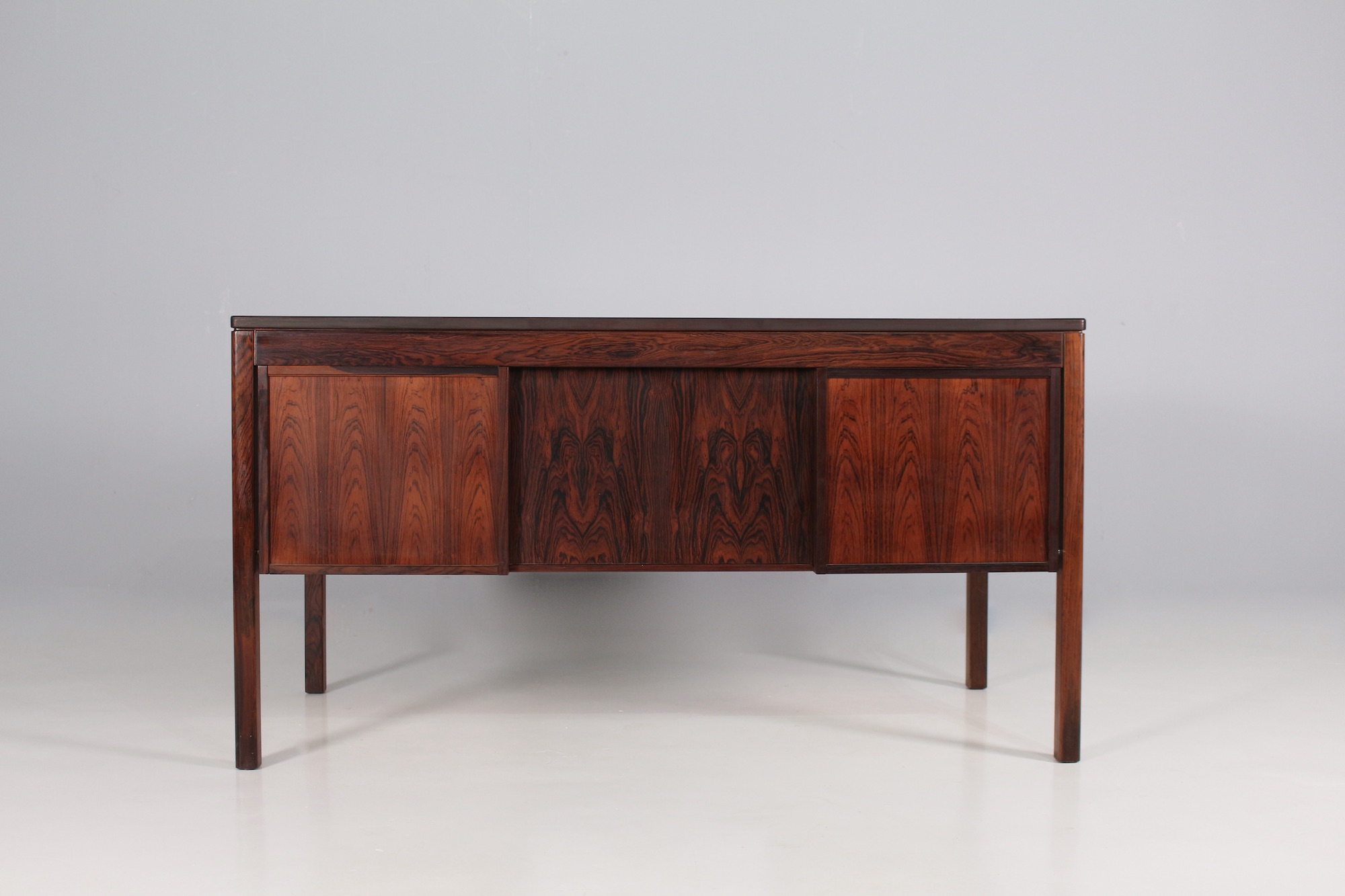 bureau scandinave en palissandre poignees metal IMG 8400