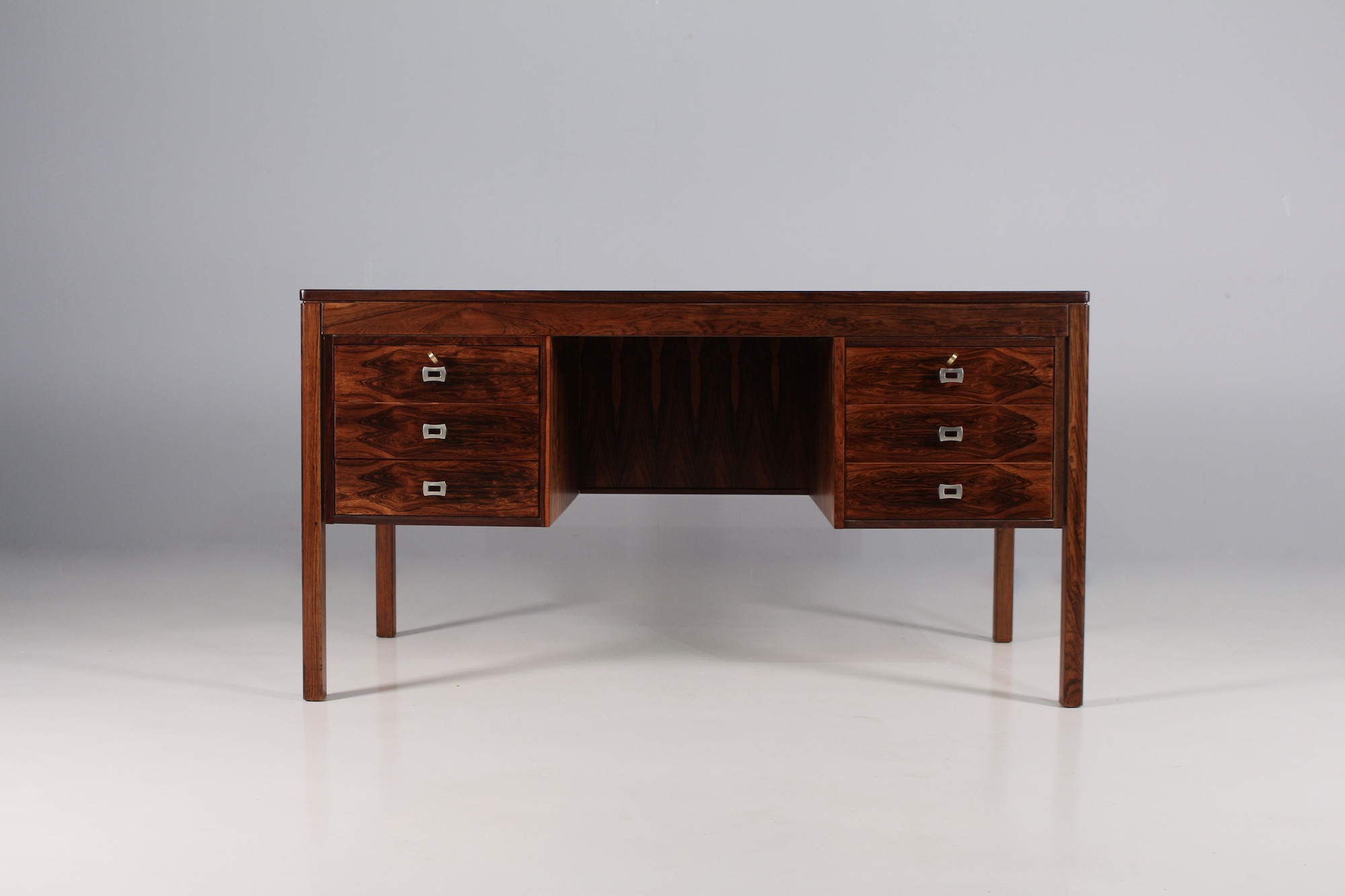 bureau scandinave en palissandre poignees metal IMG 8403