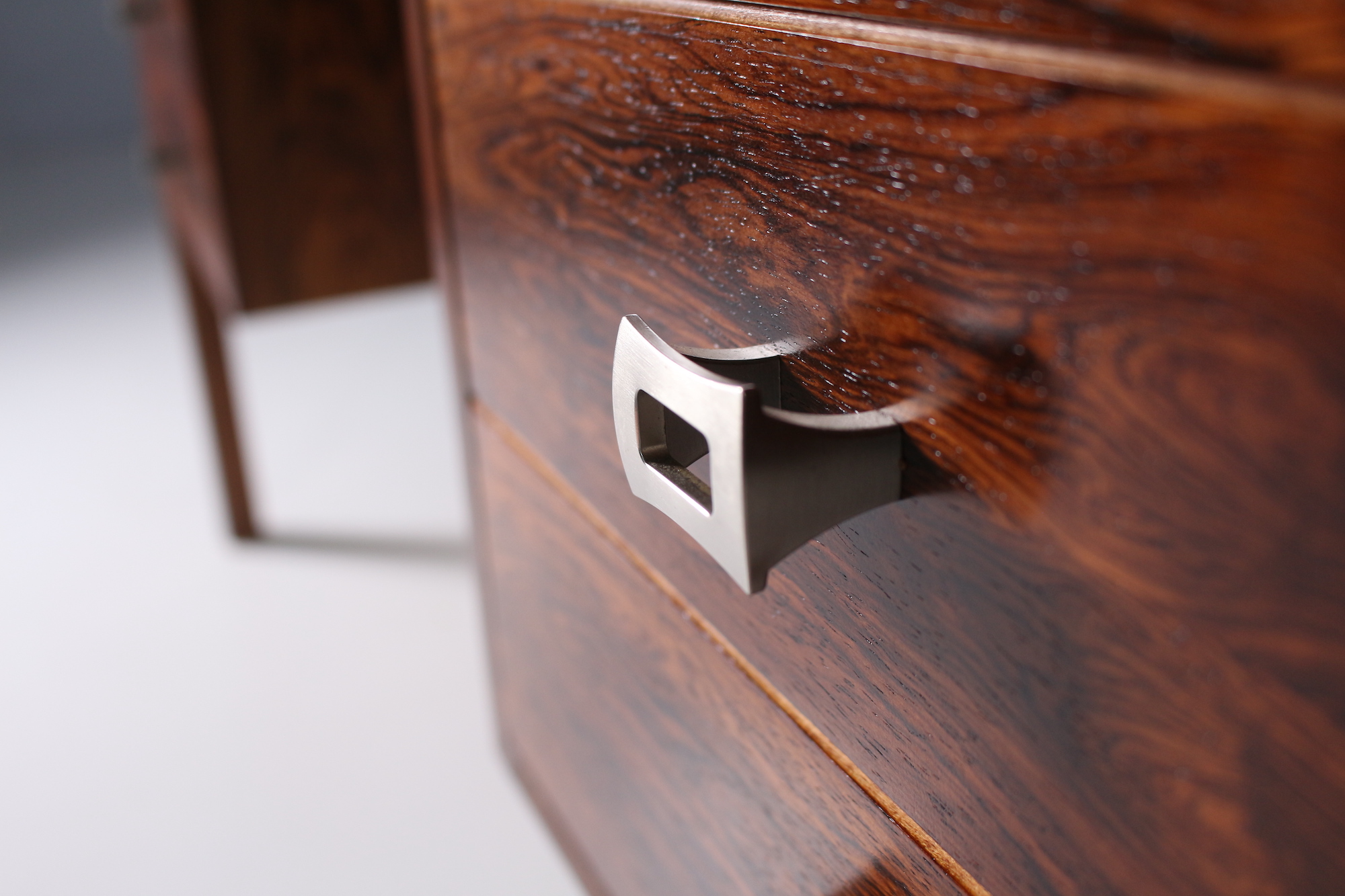 bureau scandinave en palissandre poignees metal IMG 8406