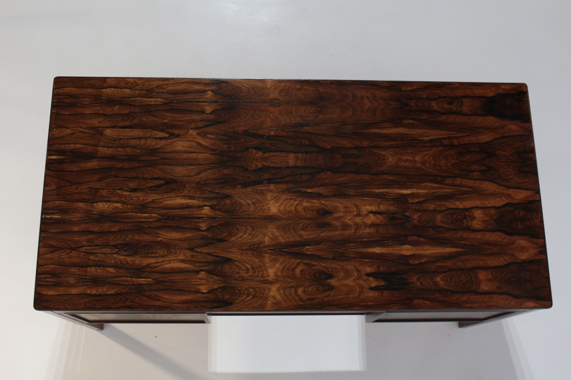 bureau scandinave en palissandre poignees metal IMG 8418