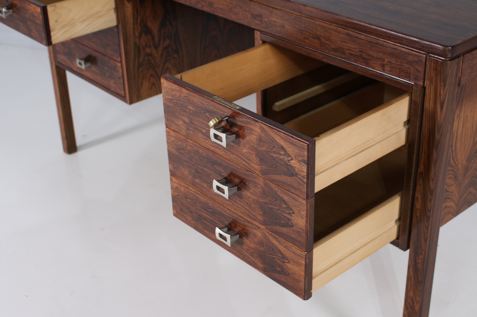 bureau scandinave en palissandre poignees metal IMG 8428