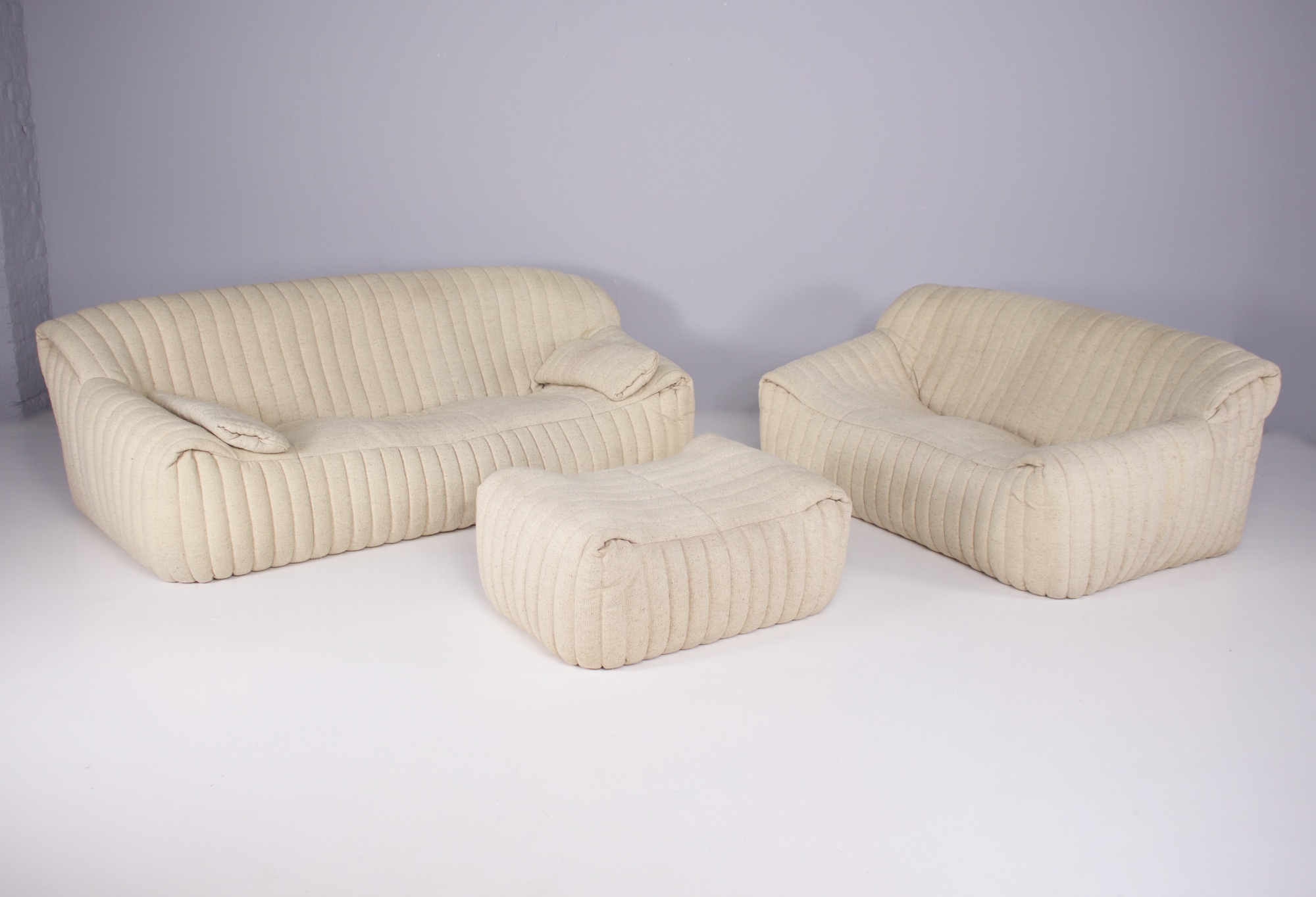 Ensemble de sofas et ottoman vintage en tissus blanc cassé modèle Sandra par Annie Hieronimus pour Cinna vus de face