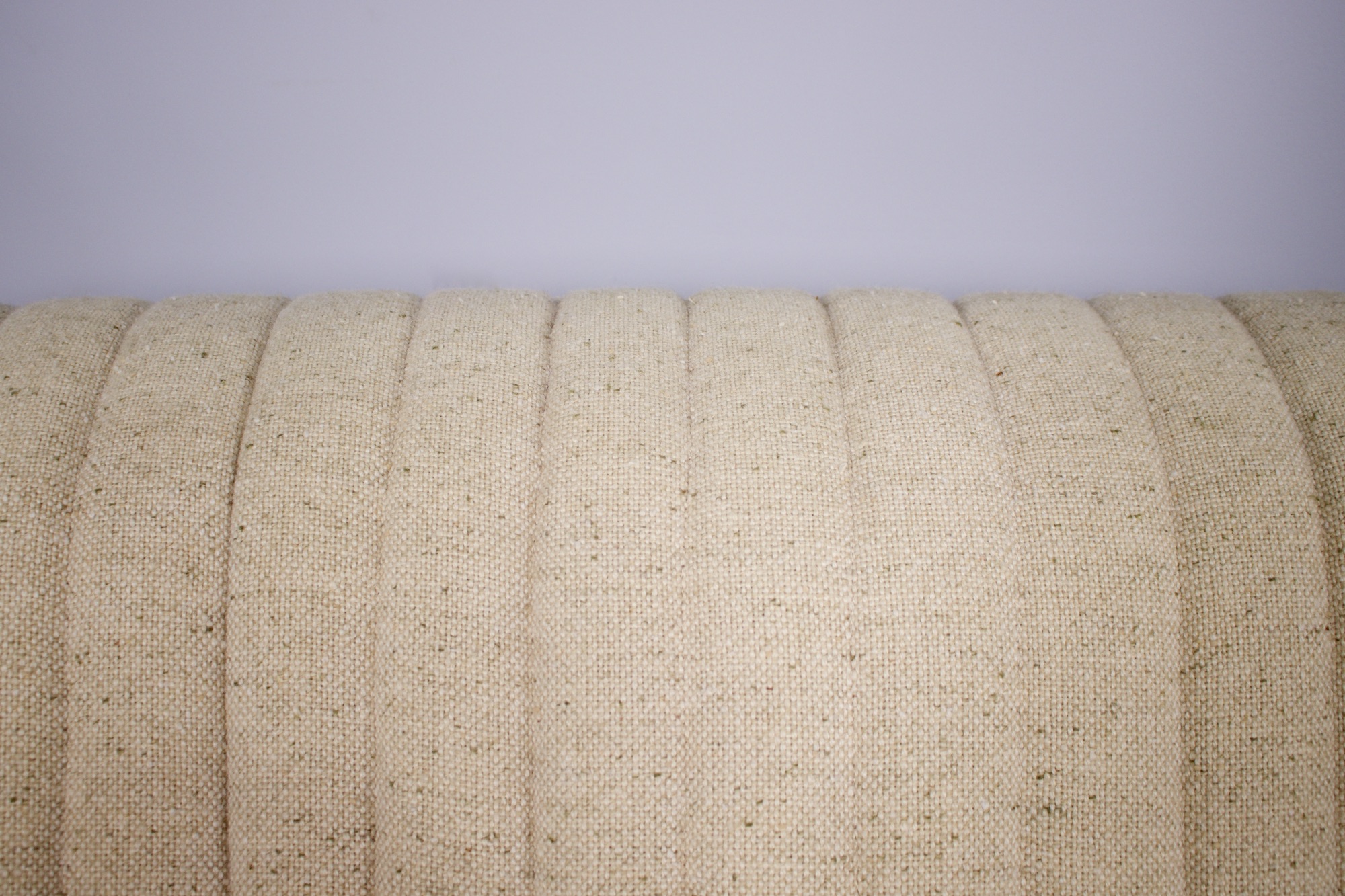 Ensemble de sofas et ottoman vintage en tissus blanc cassé modèle Sandra par Annie Hieronimus pour Cinna détail du textile original