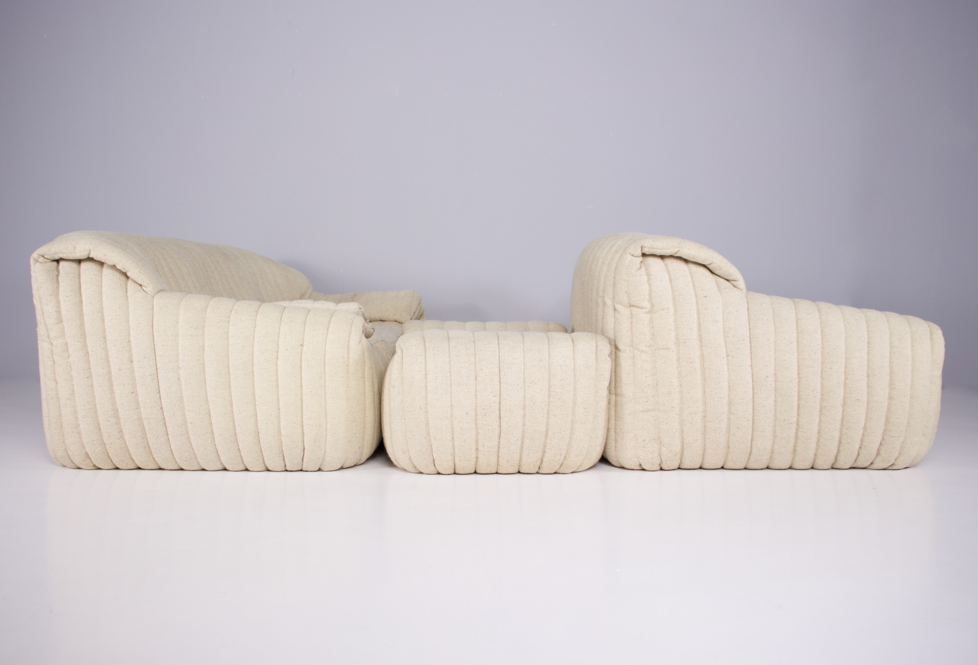 Ensemble de sofas et ottoman vintage en tissus blanc cassé modèle Sandra par Annie Hieronimus pour Cinna profils gauche