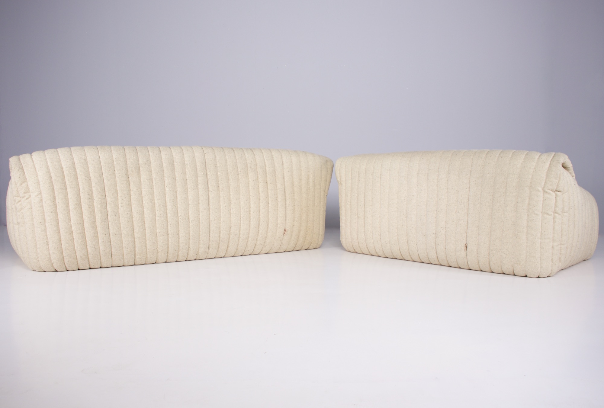 Ensemble de deux sofas vintage en tissus blanc cassé modèle Sandra par Annie Hieronimus pour Cinna vus de dos