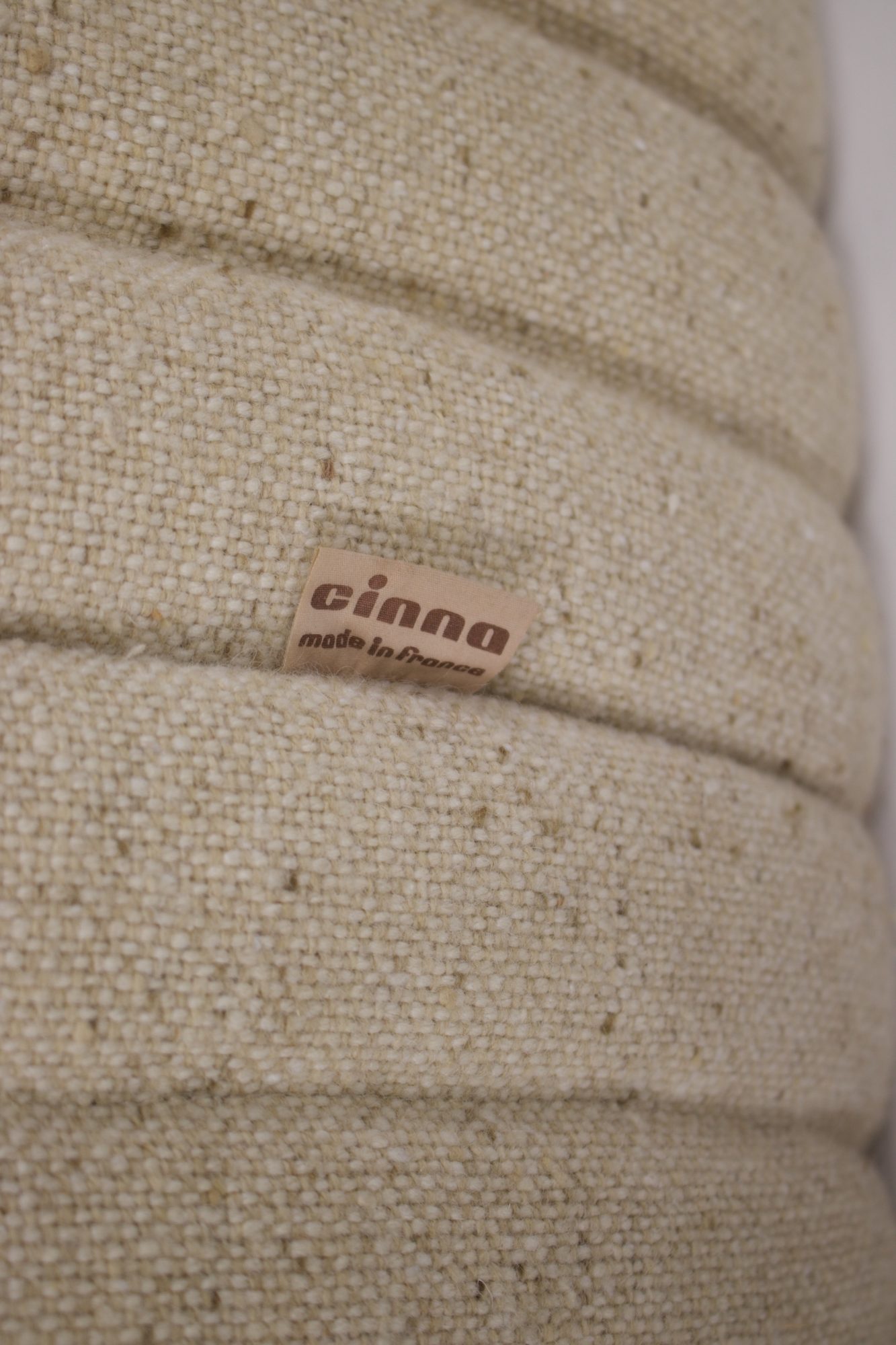 Etiquette originale de la marque Cinna sur sofa Sandra