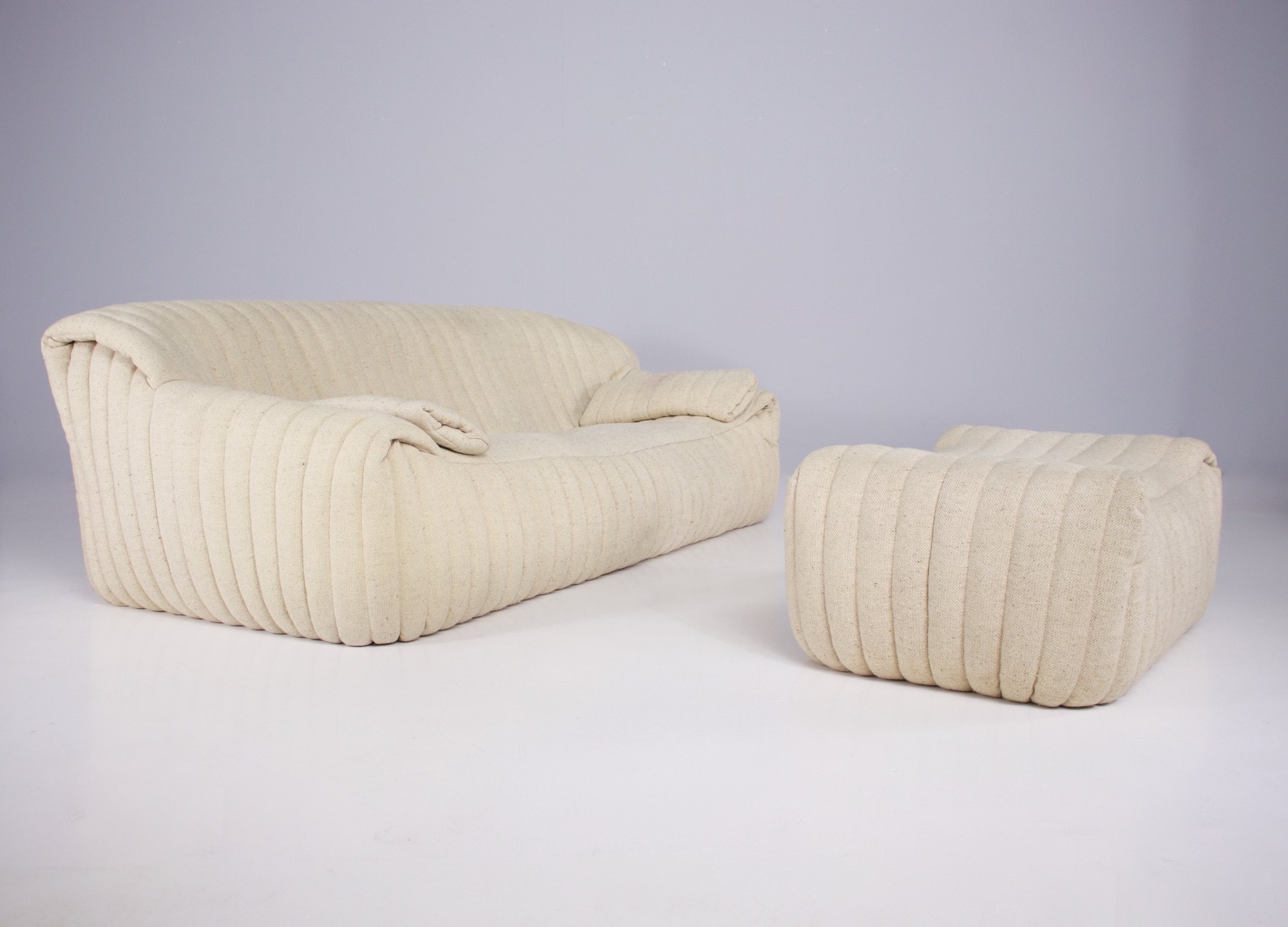 Sofa Sandra avec pouf assorti en tissu écru, édition Cinna vers 1980