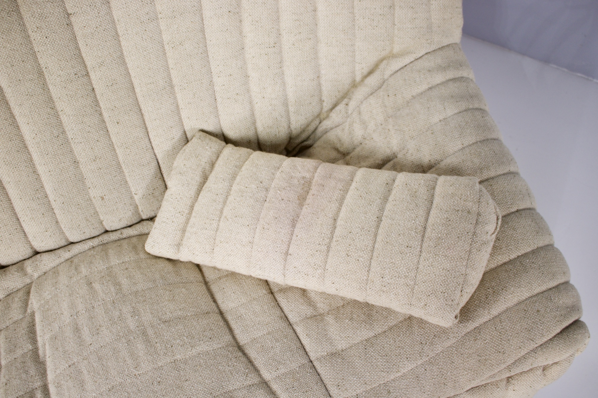 Coussin en tissu écru modèle Sandra par Annie Hieronimus pour Cinna