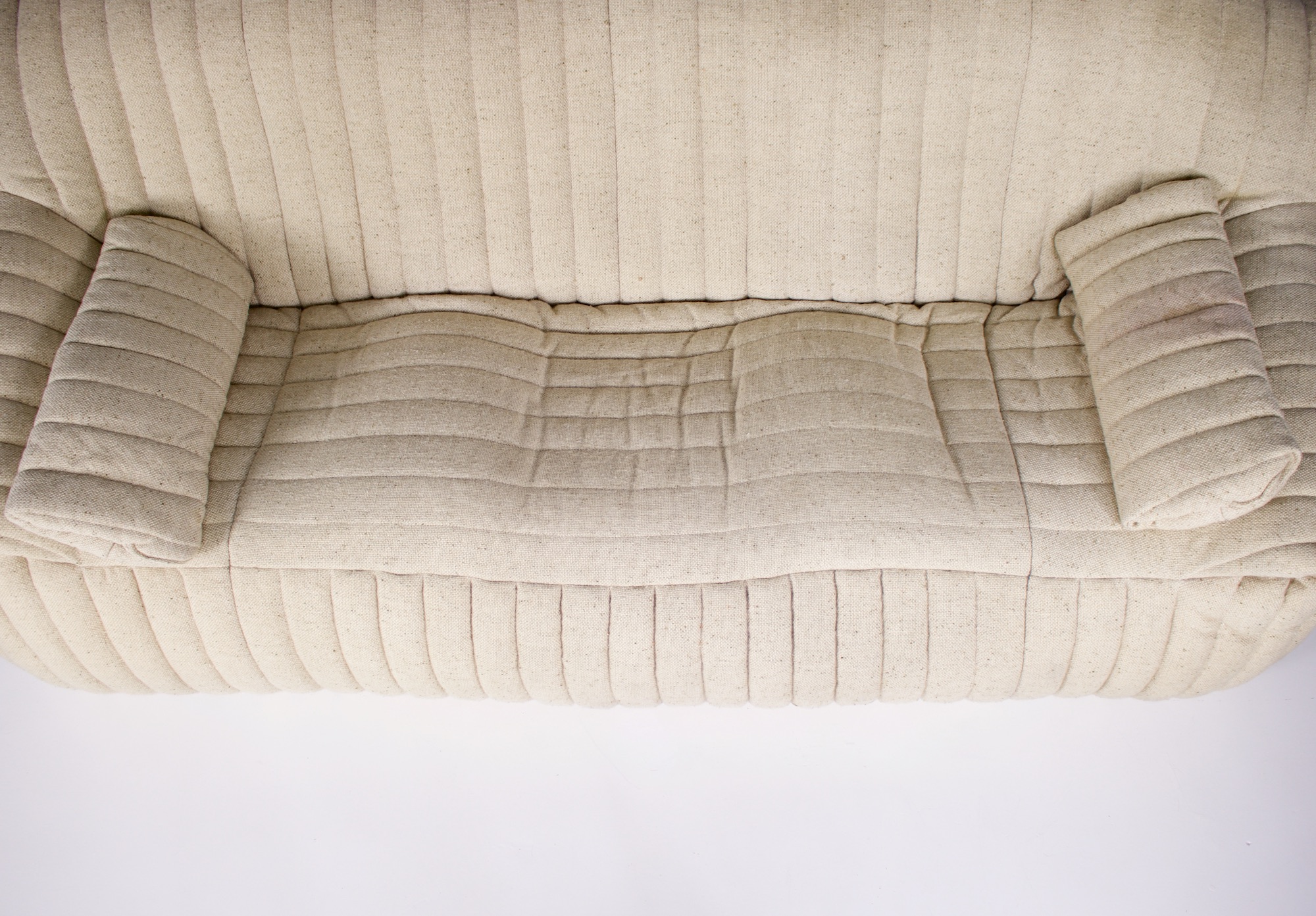 Ensemble de sofas et ottoman vintage en tissus blanc cassé modèle Sandra par Annie Hieronimus pour Cinna détail assise