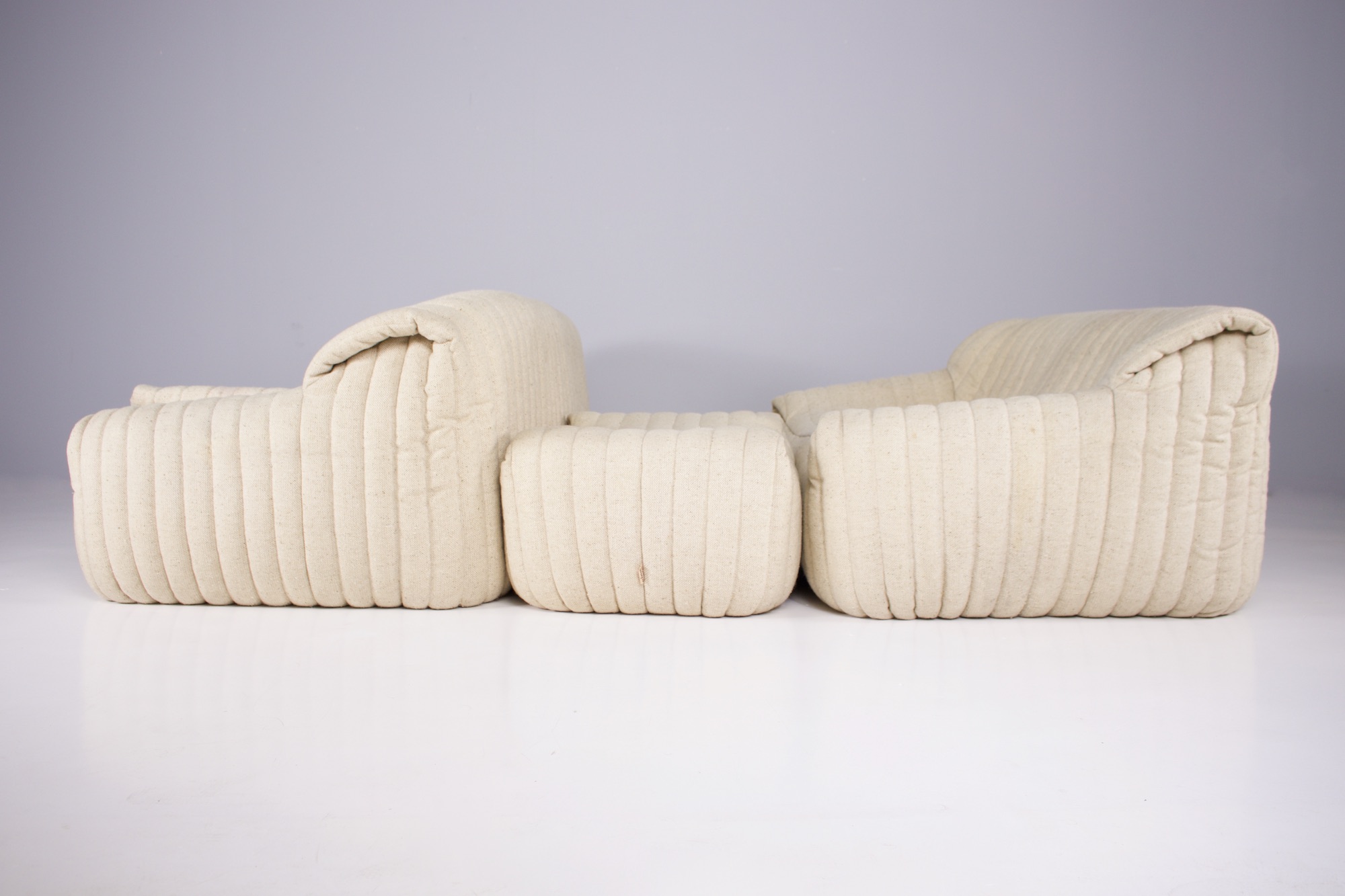 Ensemble de sofas et ottoman vintage en tissus blanc cassé modèle Sandra par Annie Hieronimus pour Cinna profils droits