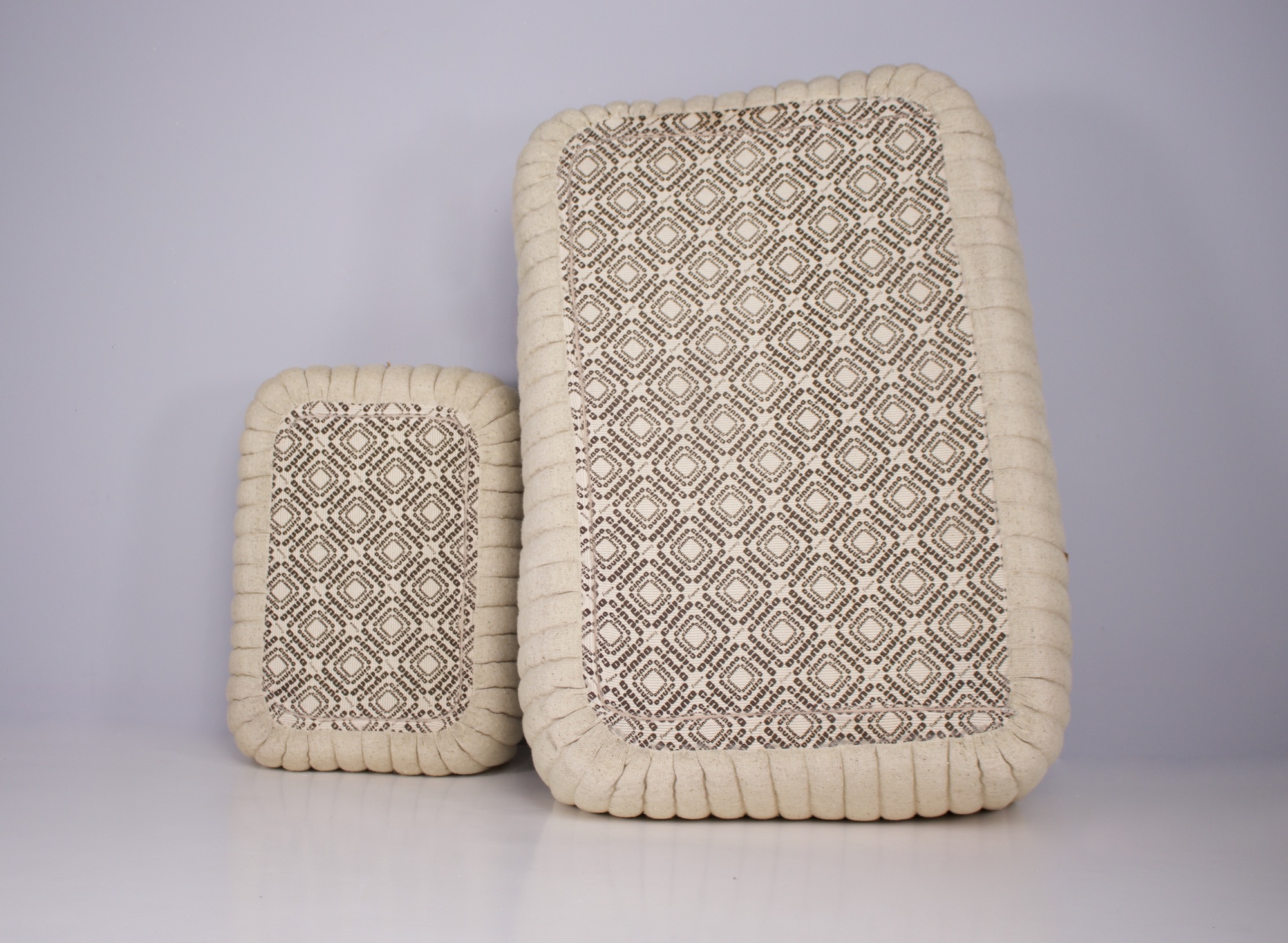 Tissus de finition du dessous d'un sofa divan et son ottoman modèle Sandra avec label Cinna