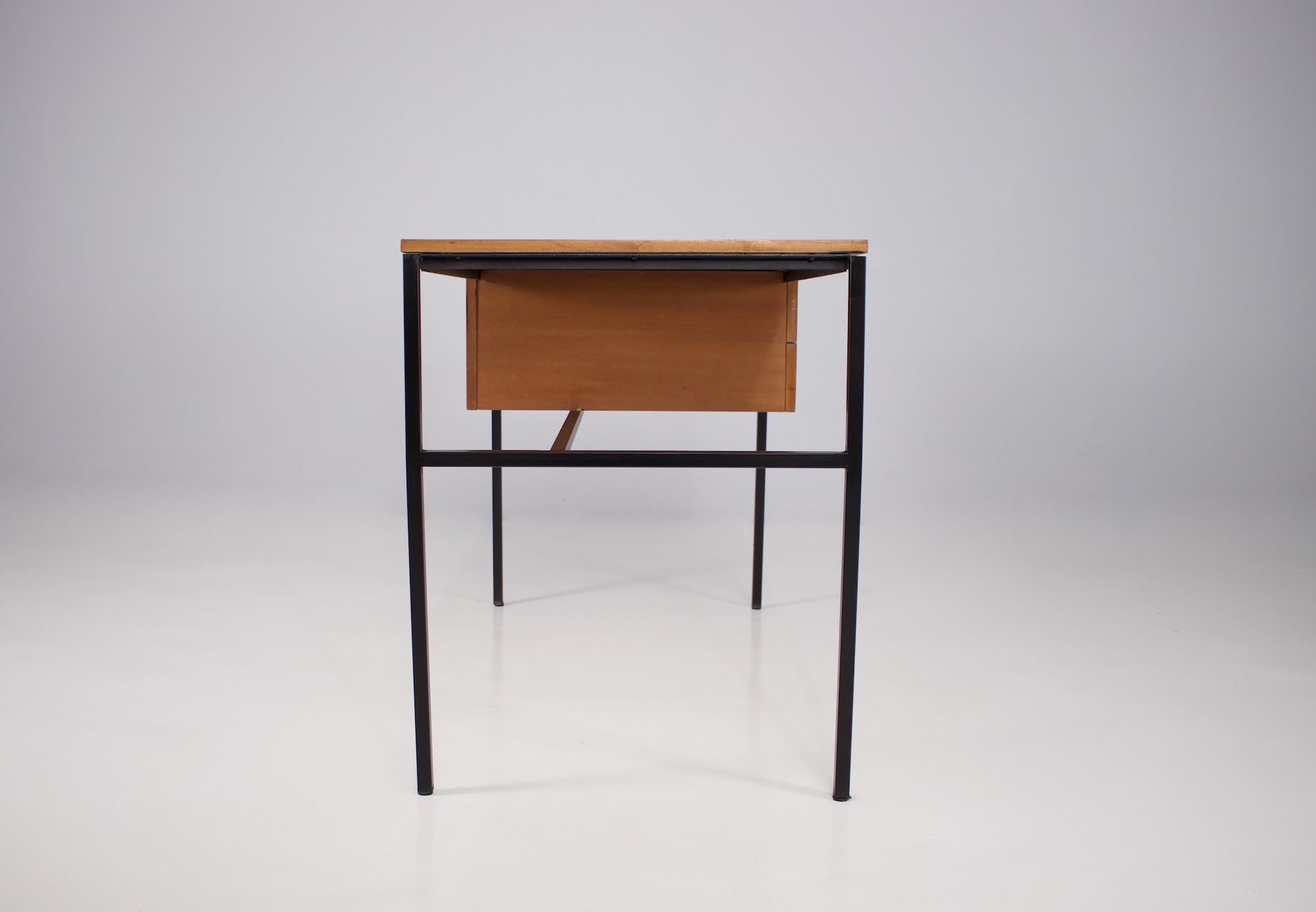 Profil du petit bureau modernsite sur fond blanc