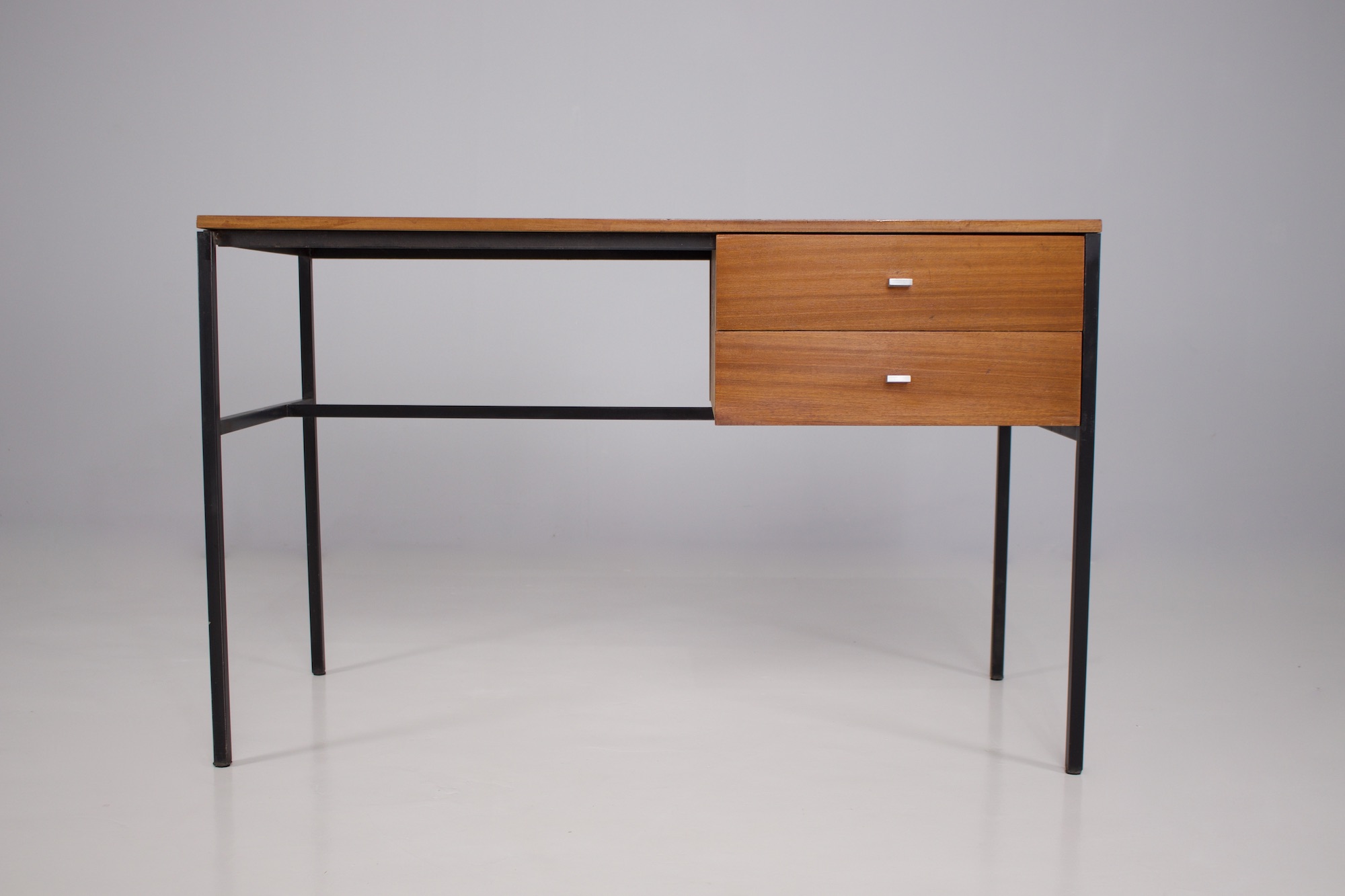 Bureau Moderniste Pierre Le côté utilisateur du bureau, avec ses deux tiroirs superposés côté droit