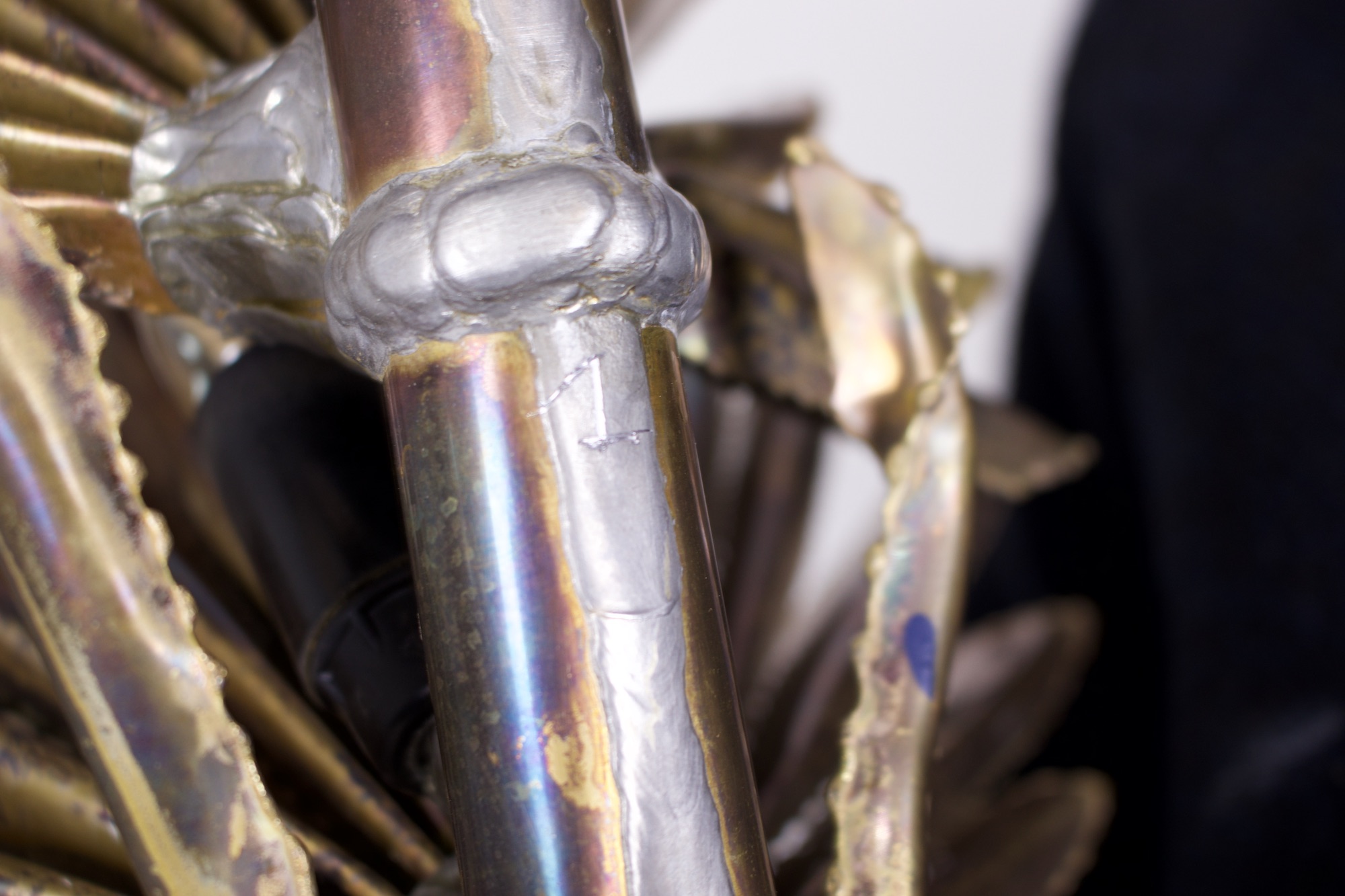 Appliques Maison Jansen détail de soudure du laiton avec de l'étain.