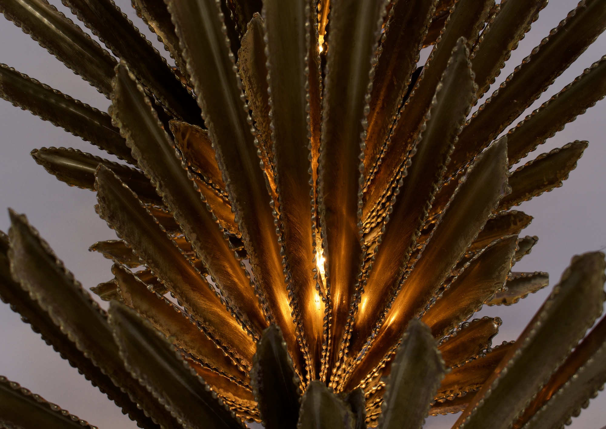 Appliques Maison Jansen, détail du travil du laiton dans la pénombre.