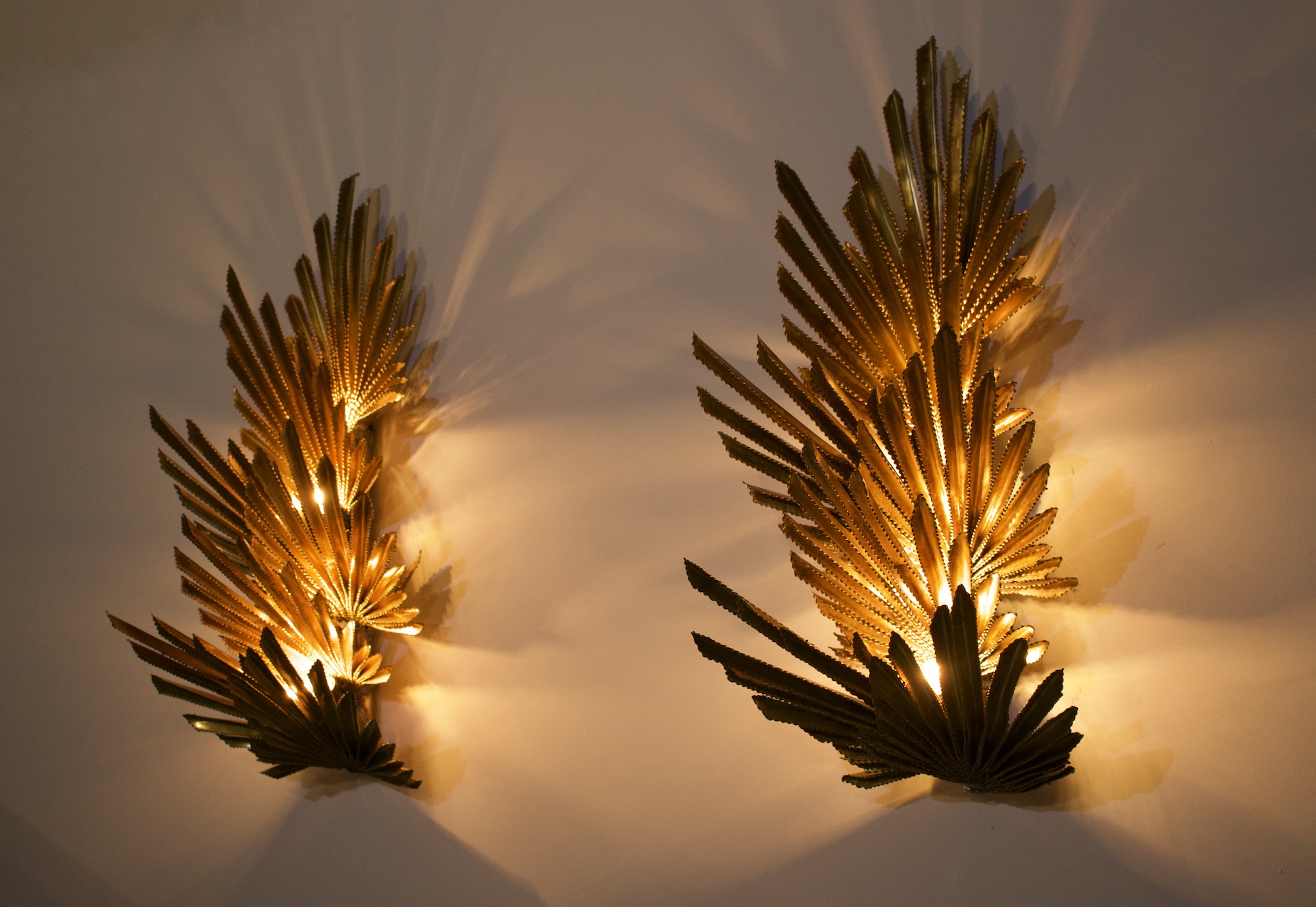 Paire d'appliques en laiton massif dessinées par Christian Techouyeres allumées