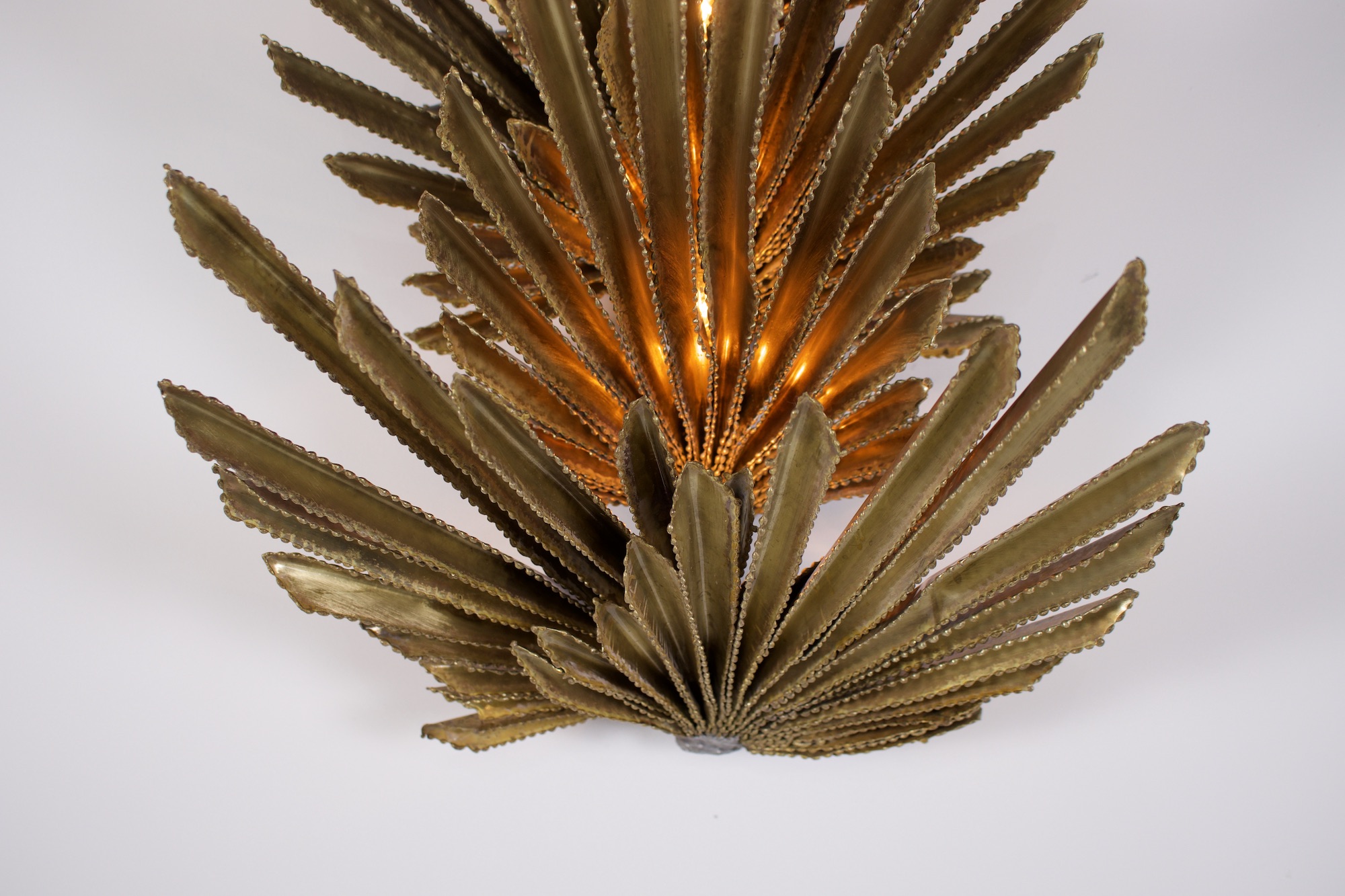 Appliques Maison Jansen, gros plan alluée.