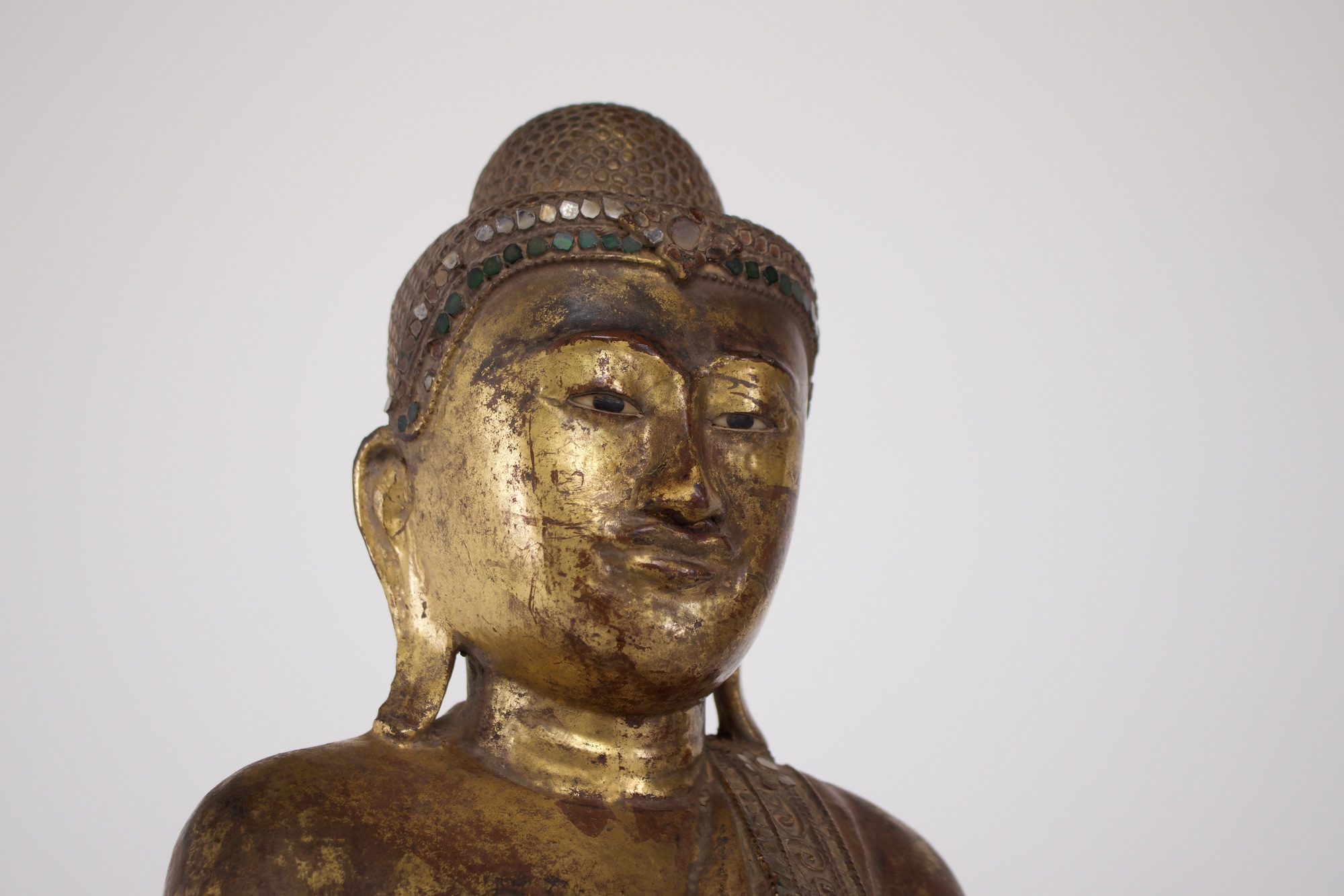 Statue ancienne de bouddha birman vue du visage