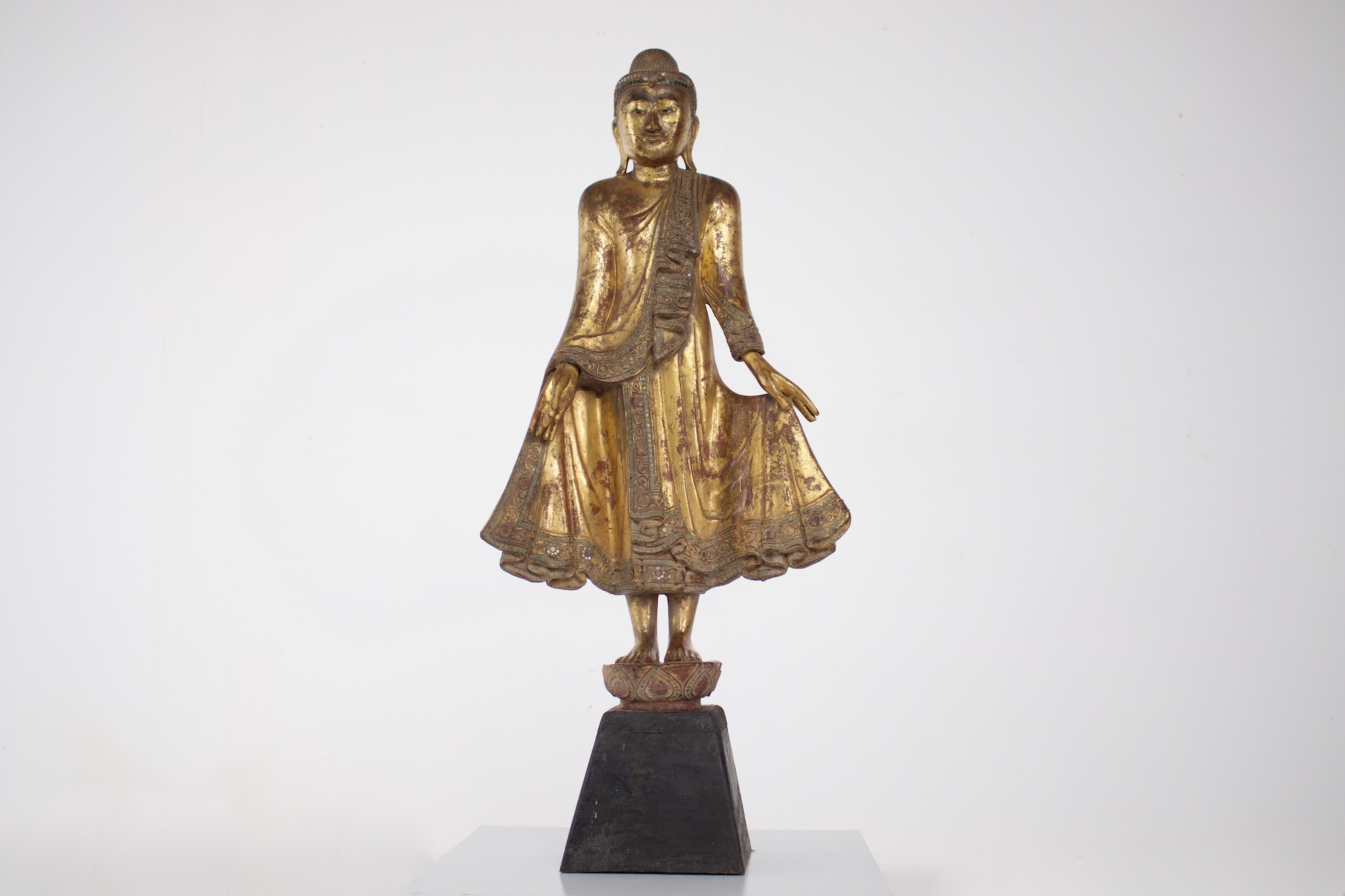 Statue ancienne de bouddha birman vue de face