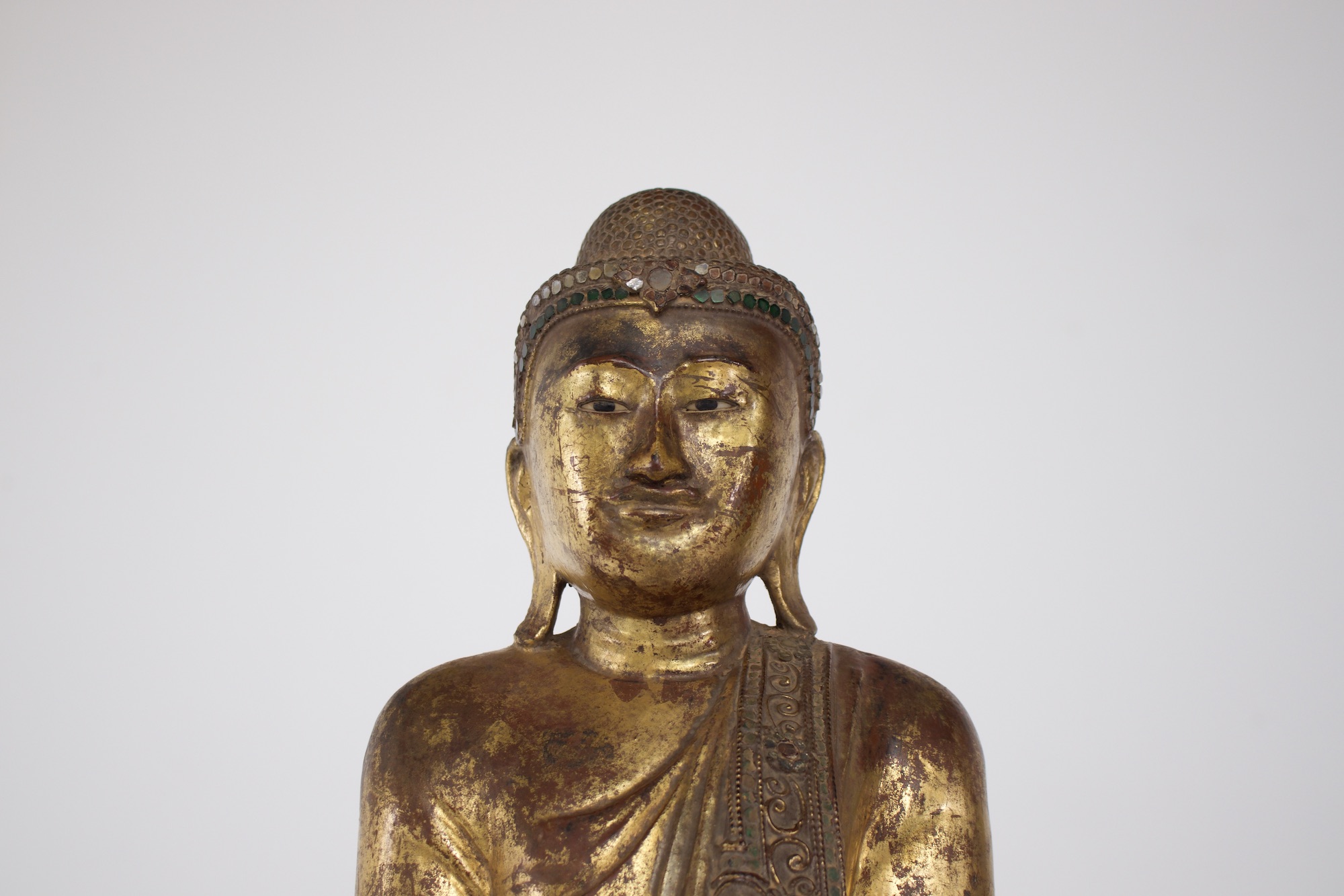 Statue ancienne de bouddha birman détail visage