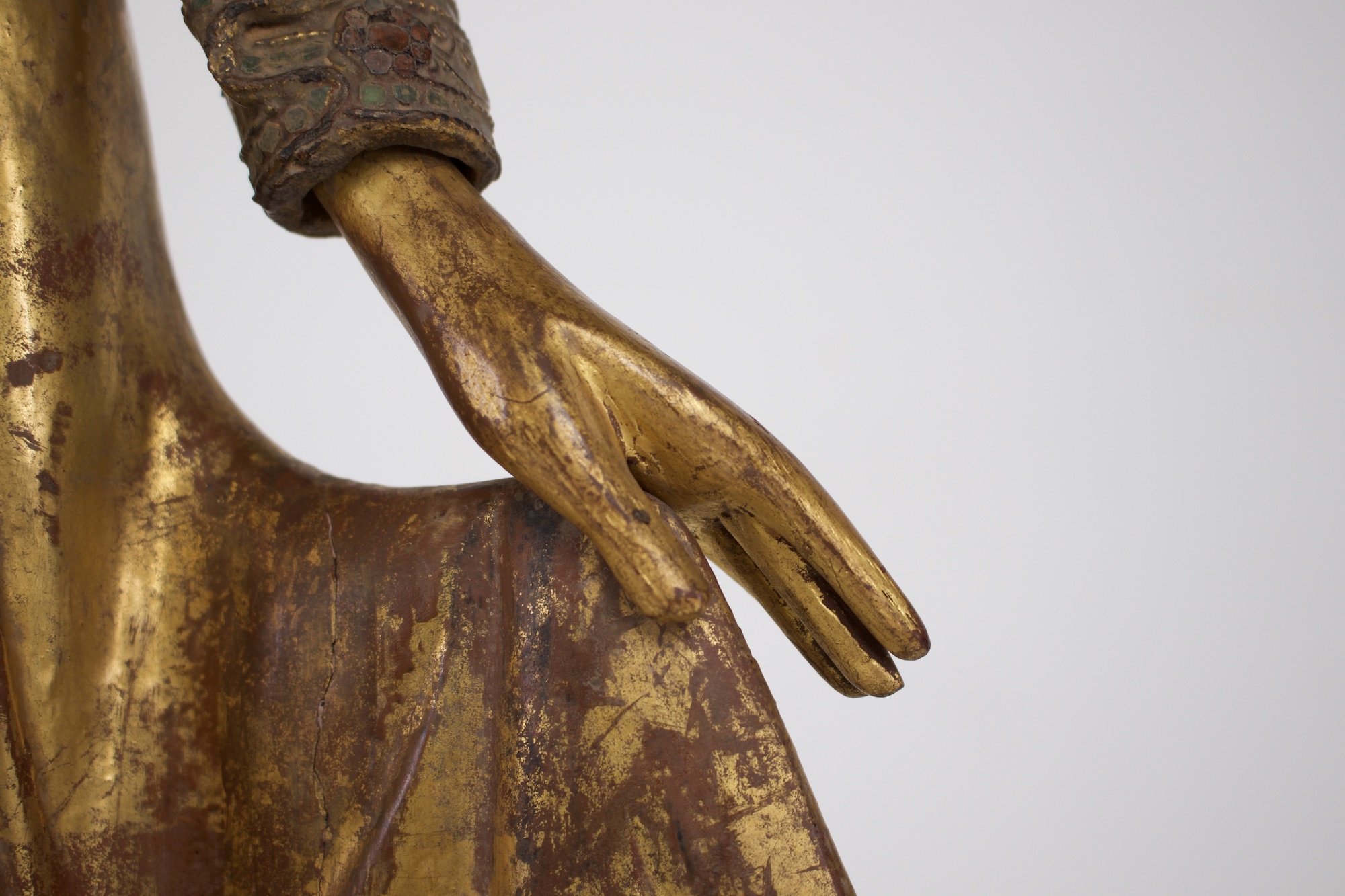 Statue ancienne de bouddha birman détail de la main gauche