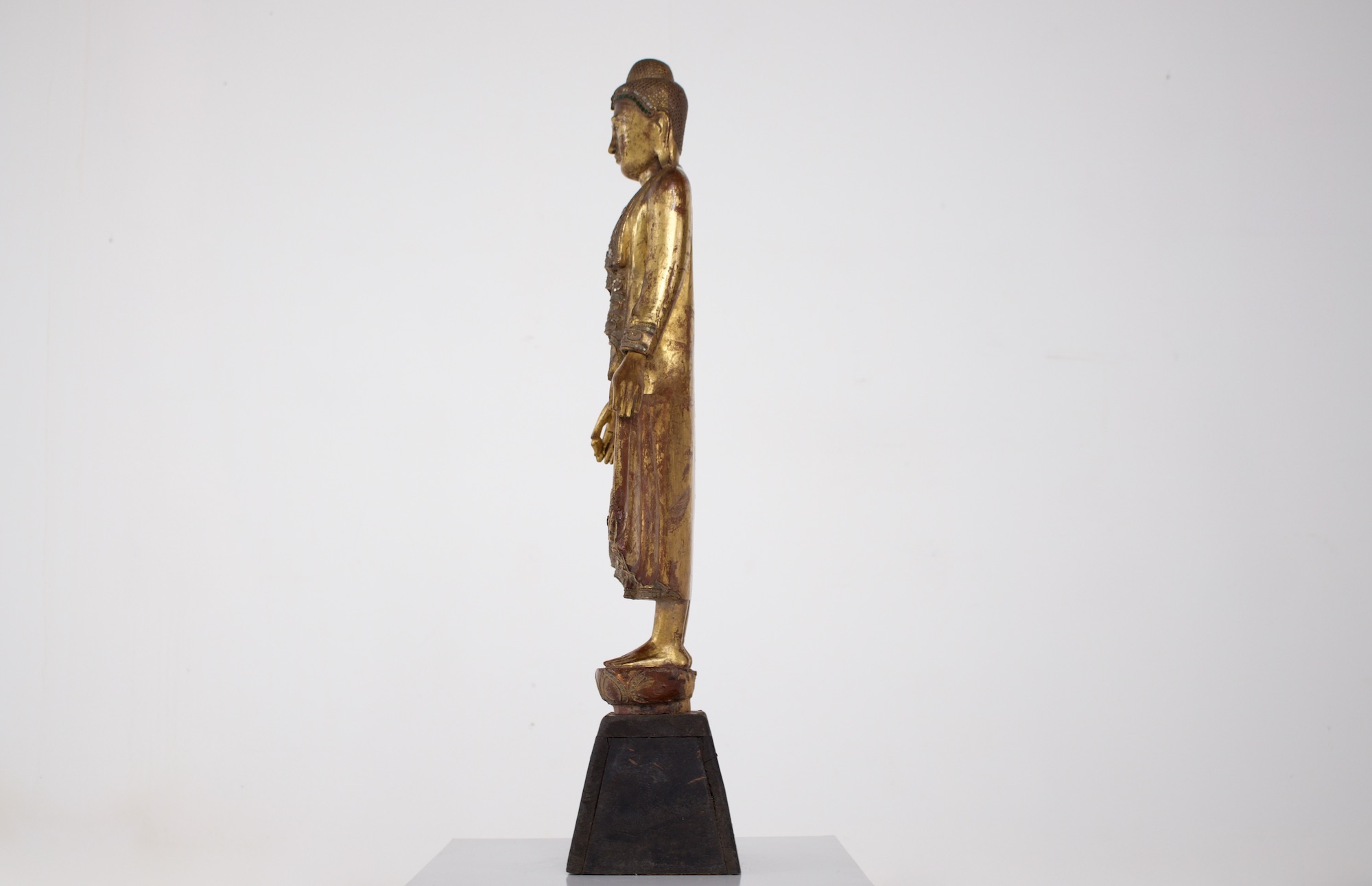 Statue ancienne de bouddha birman profil gauche