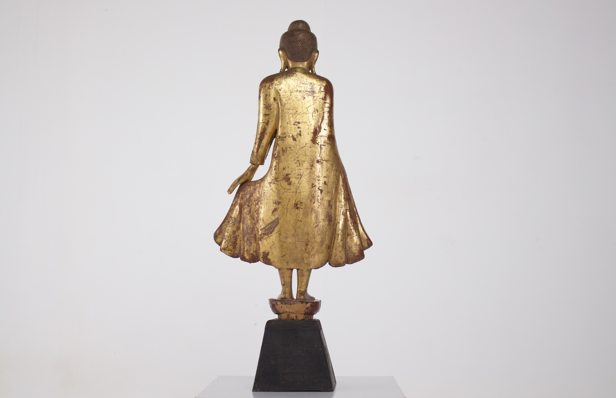 Statue ancienne de bouddha birman vue de dos