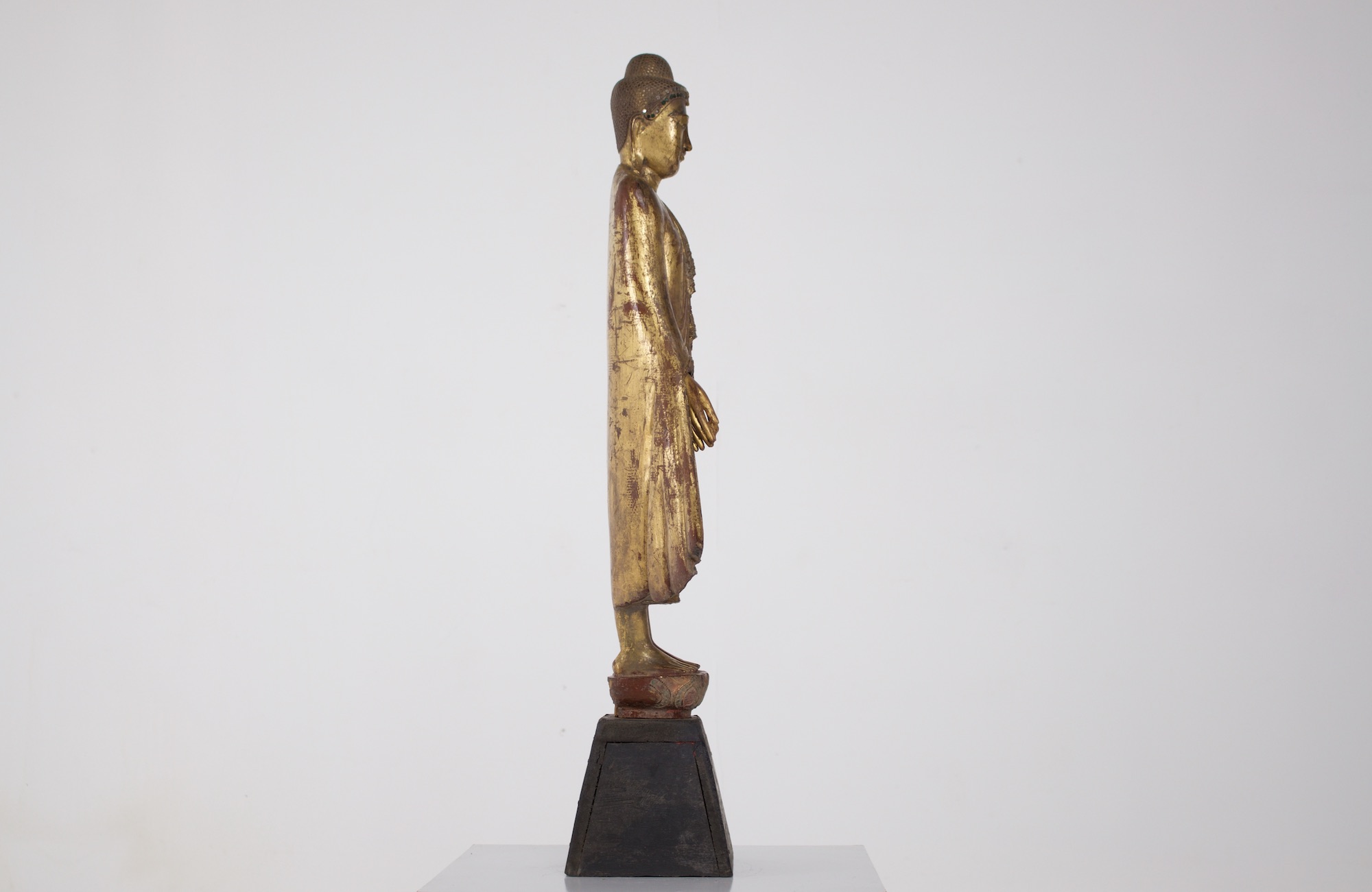 Statue ancienne de bouddha birman profil droit