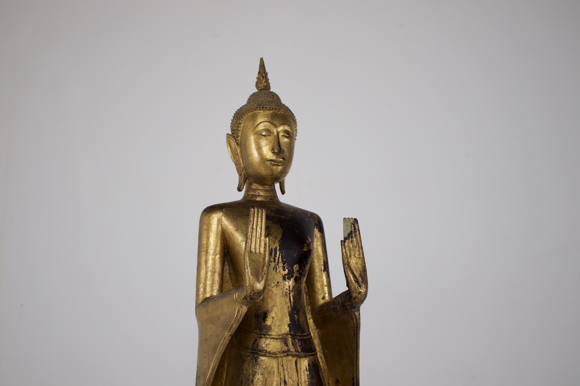 Buddha in legno dorato d'epoca Ayutthaya vista ravvicinata