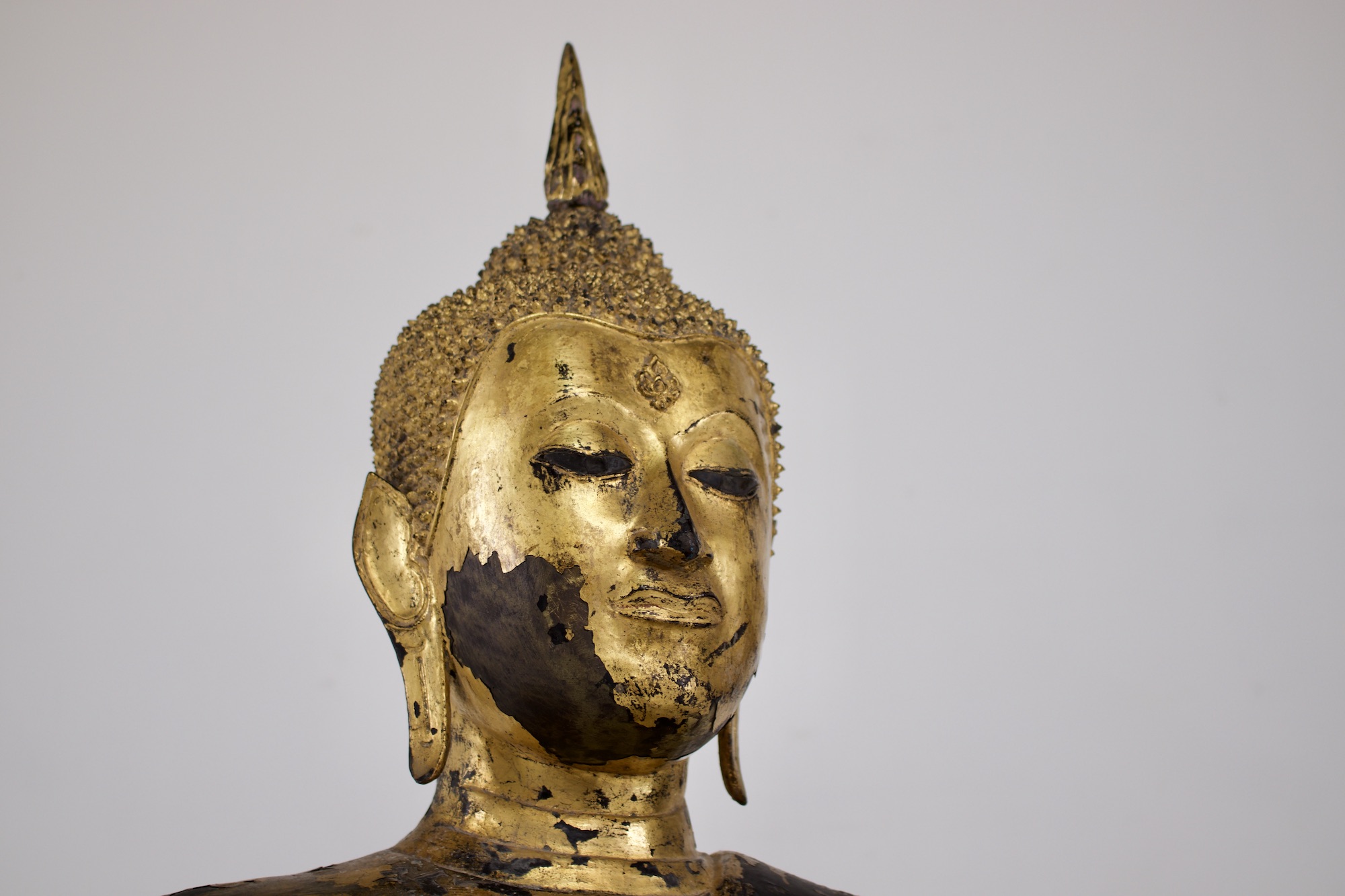 Ancienne statue de Bouddha en bronze doré, période Rattanakosin, détail du visage
