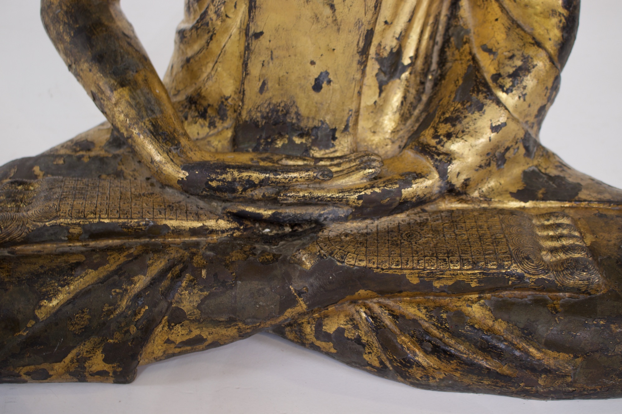 Ancienne statue de Bouddha en bronze doré, période Rattanakosin, collection Claude de Marteau, gros plan sur mains.