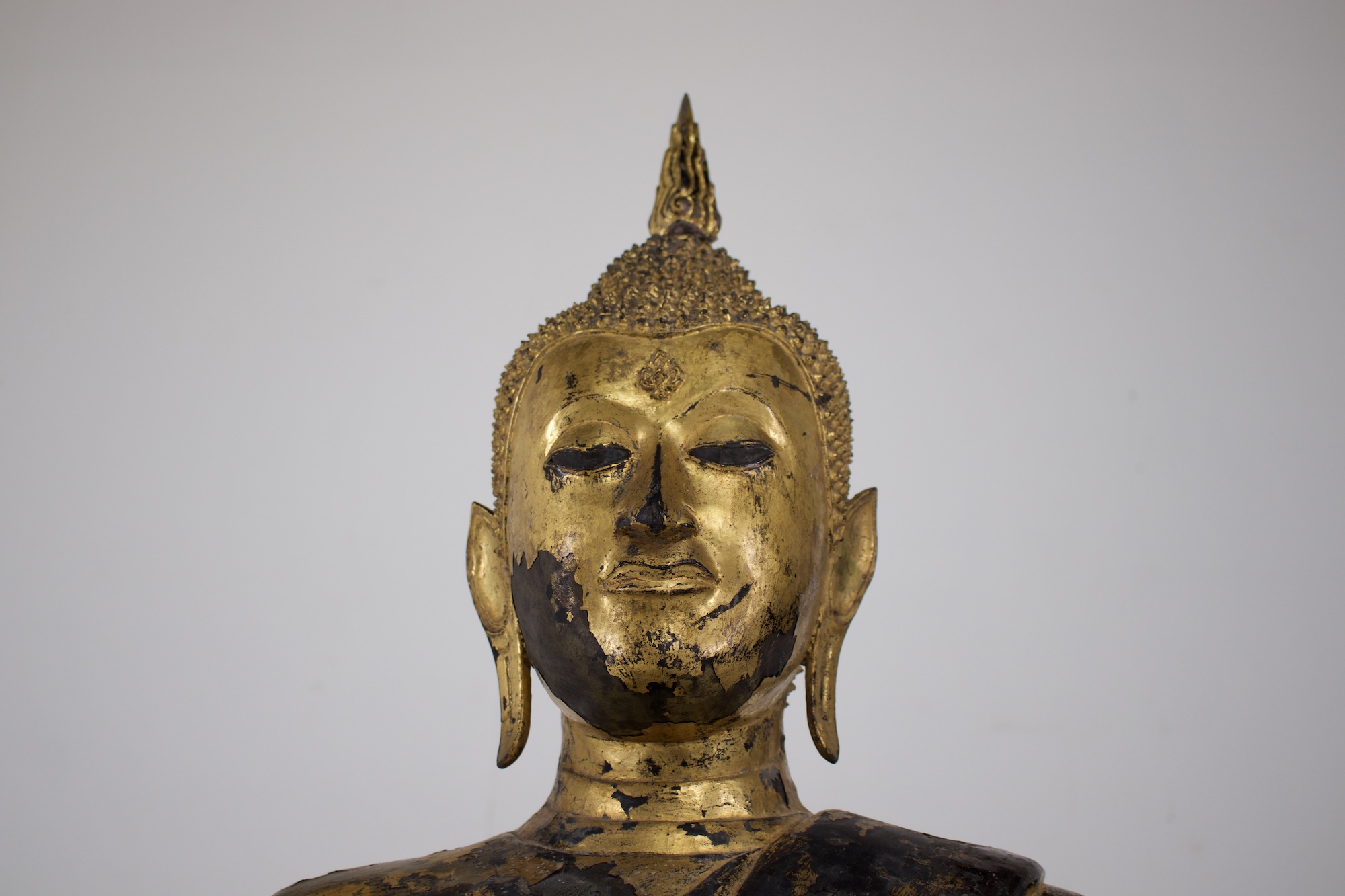 Ancienne statue de Bouddha en bronze doré, période Rattanakosin, collection Claude de Marteau, visage