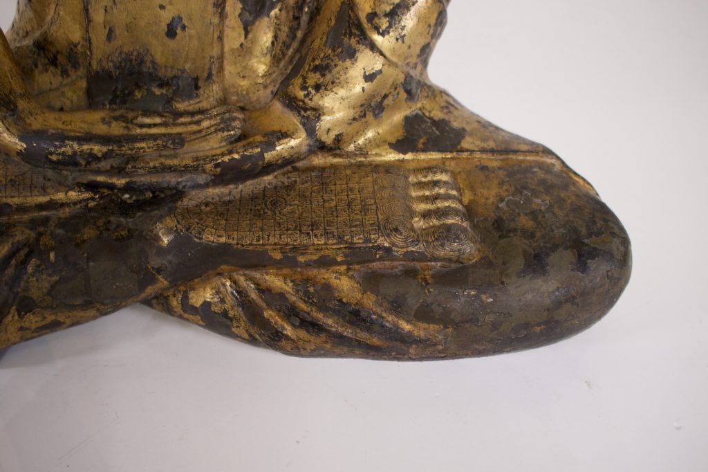 Statue de Bouddha en bronze doré, détail des 108 marques auspicieuses sous le pied