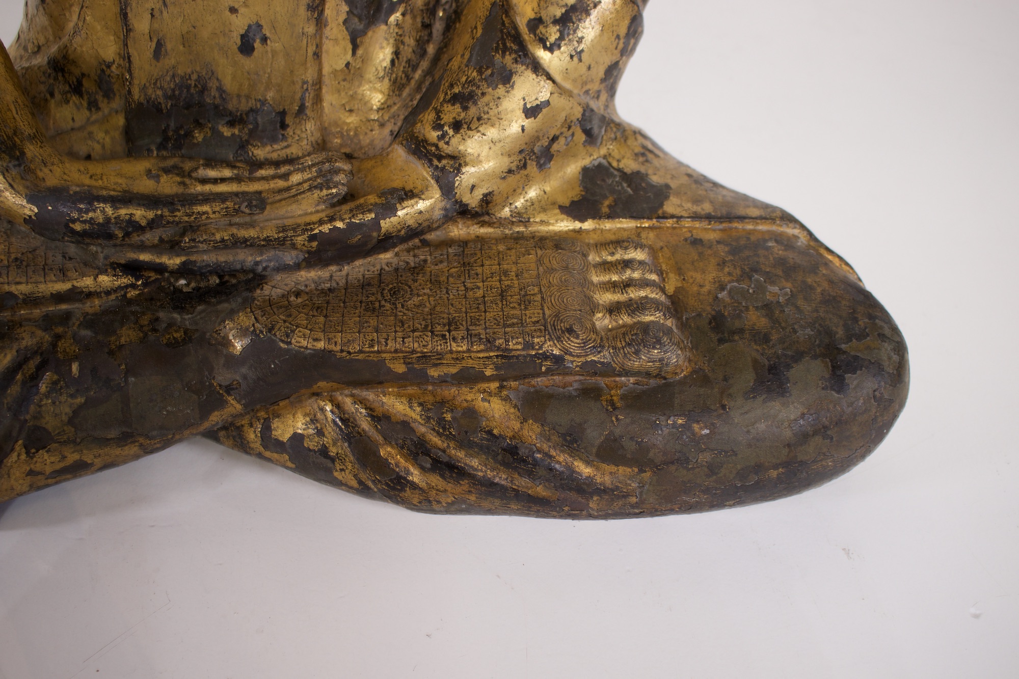 Ancienne statue de Bouddha en bronze doré, période Rattanakosin, collection Claude de Marteau, détail lakshana