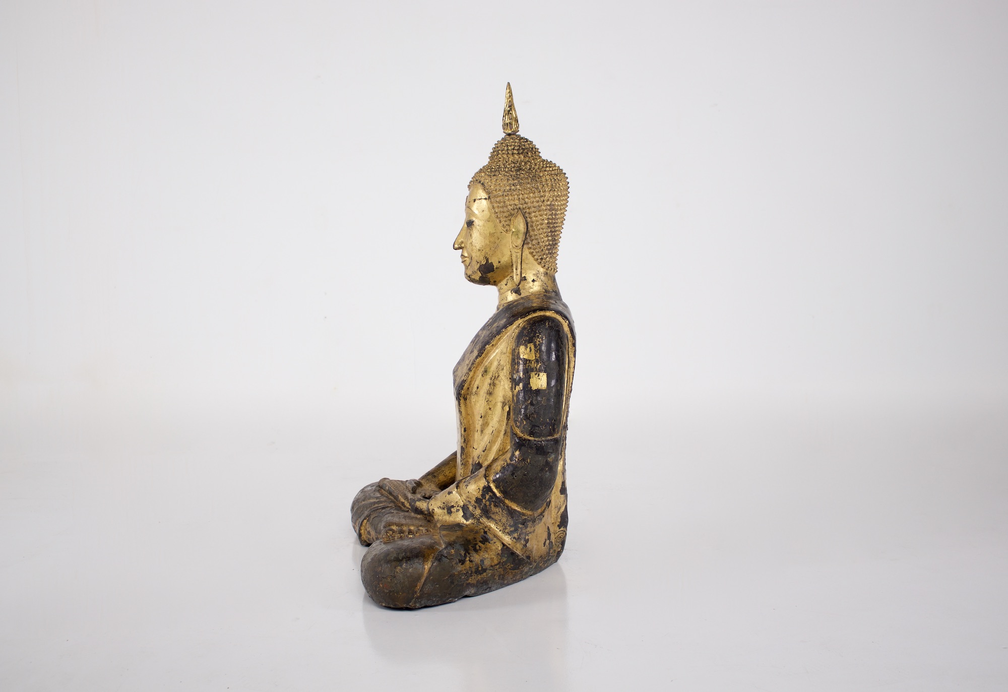 Ancienne statue de Bouddha en bronze doré, période Rattanakosin, collection Claude de Marteau, vue de profil