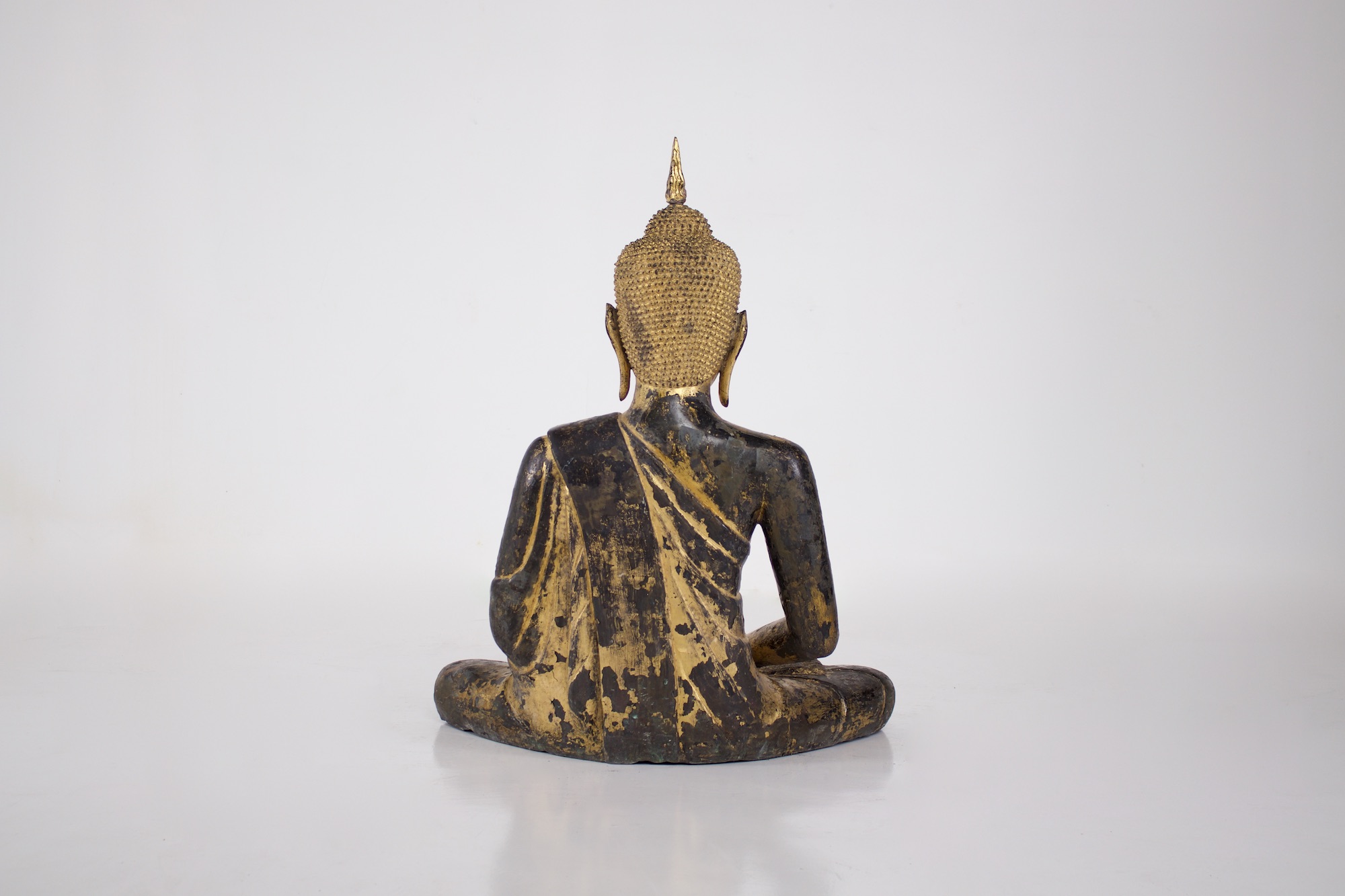 Ancienne statue de Bouddha en bronze doré, période Rattanakosin, collection Claude de Marteau, vue de dos