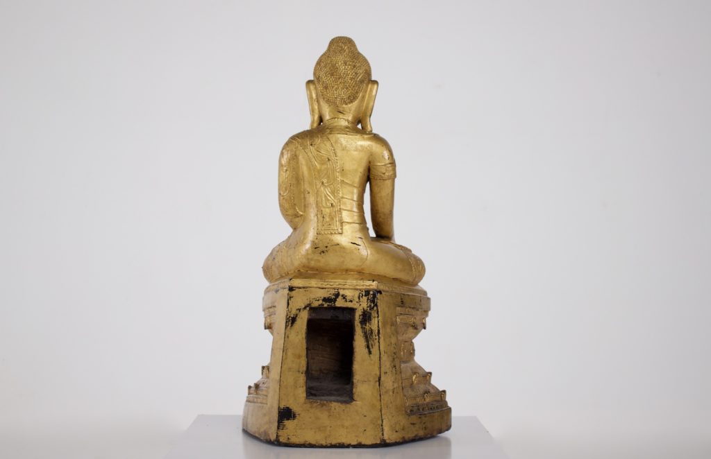 Vista posteriore del Buddha in Bhumisparsha mudra
