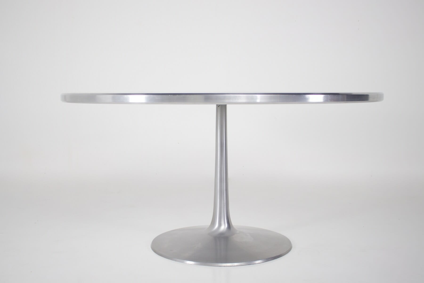 Table ronde blanche a pied central de forme tulipe vue de profil
