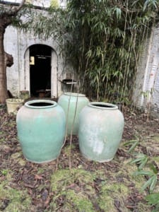 Celadon steengoed potten in de tuin van Claude de Marteau