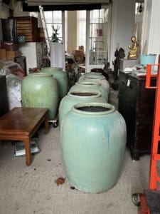 Celadon-steengoed waterkruiken in het huis van Claude de Marteau in Elsene