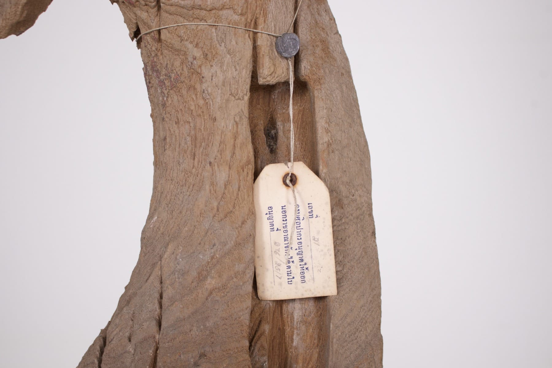 une étiquette ancienne, sczellée au plomb, autorisant la sortie du territoir.