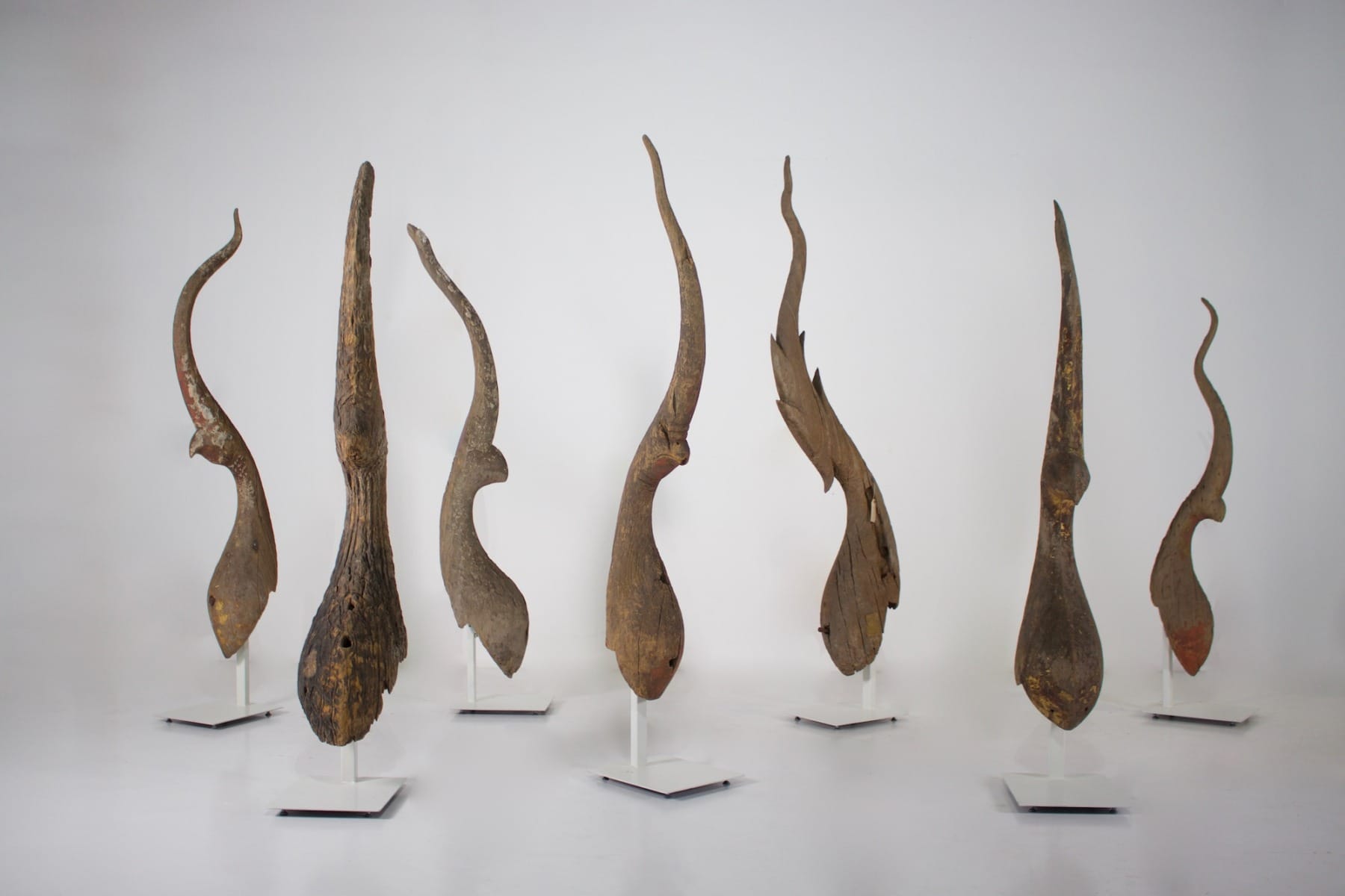 Un ensemble de Chofa de temple bouddhiste sur socle en acier blanc.